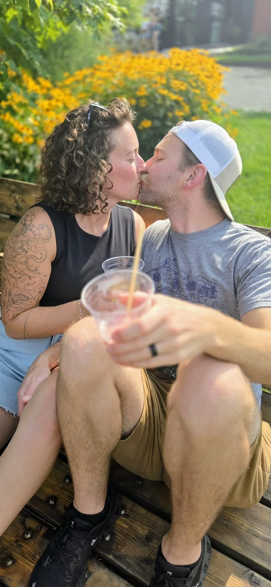 Sip &amp; Mingle for Friends, Families, &amp; Singles: Logan Hofschutle and Monkey Business, Tacomiendo