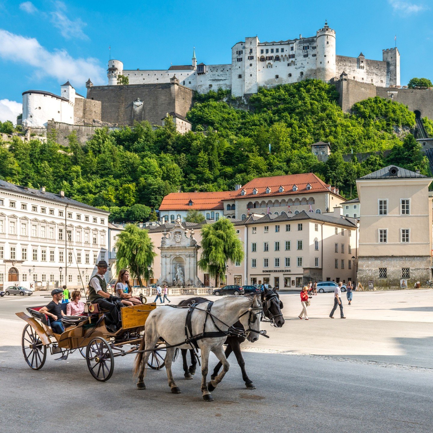  Bild der Festung Hohensalzburg vom Fuße des Berges aus aufgenommen mit einer Kutsche davor © Tourismus Salzburg GmbH / Günter Breitegger 