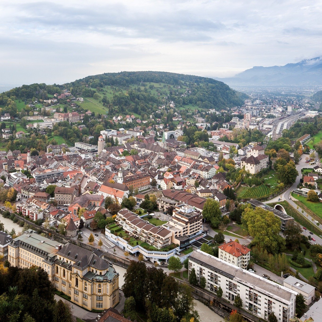 El #ExploradorAustriaco de esta semana nos envía a @stadtfeldkirch, la ciudad más occidental de Austria. Quien visite Feldkirch por primera vez quedará maravillado: Un fascinante y encantador casco antiguo con encanto e historia, con románticas arcadas y sinuosas callejuelas.