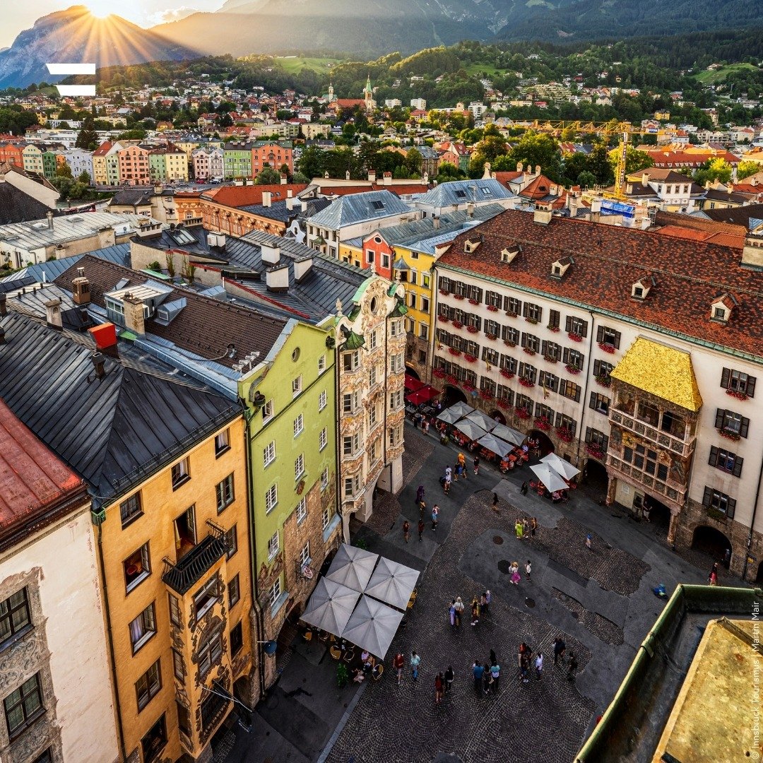 The glamorous Golden Roof shines in Innsbruck&rsquo;s old town, where this week&rsquo;s #AustrianExplorer leads us to. Behind it, the Nordkette mountain range rises up to around 2,300 meters above sea level. The Middle Ages meet the Modern era, urban