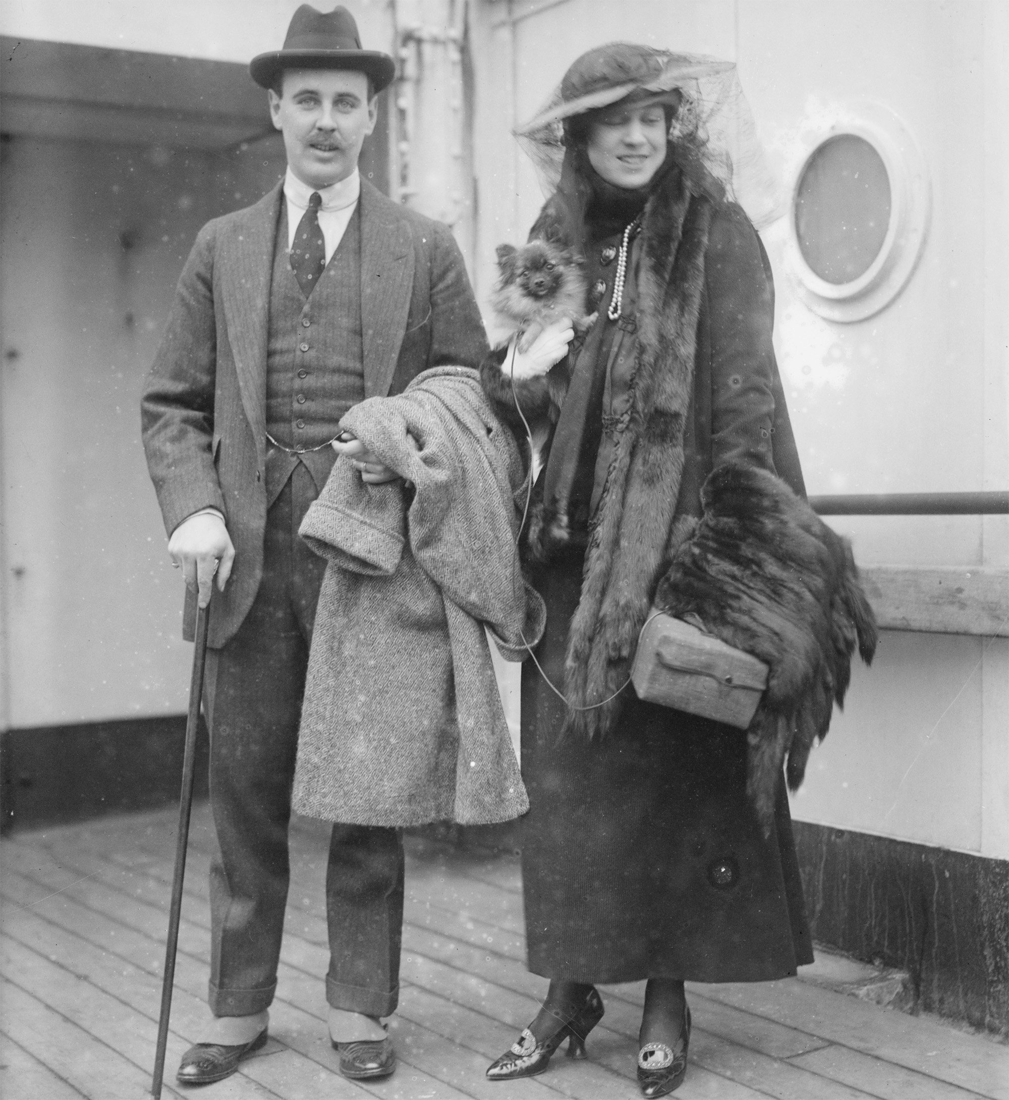 Geschäftsmann und Finanzier Anthony J. Drexel (1887-1946) mit seiner Frau Marjorie an Bord des Dampfers New York im Jahr 1915.