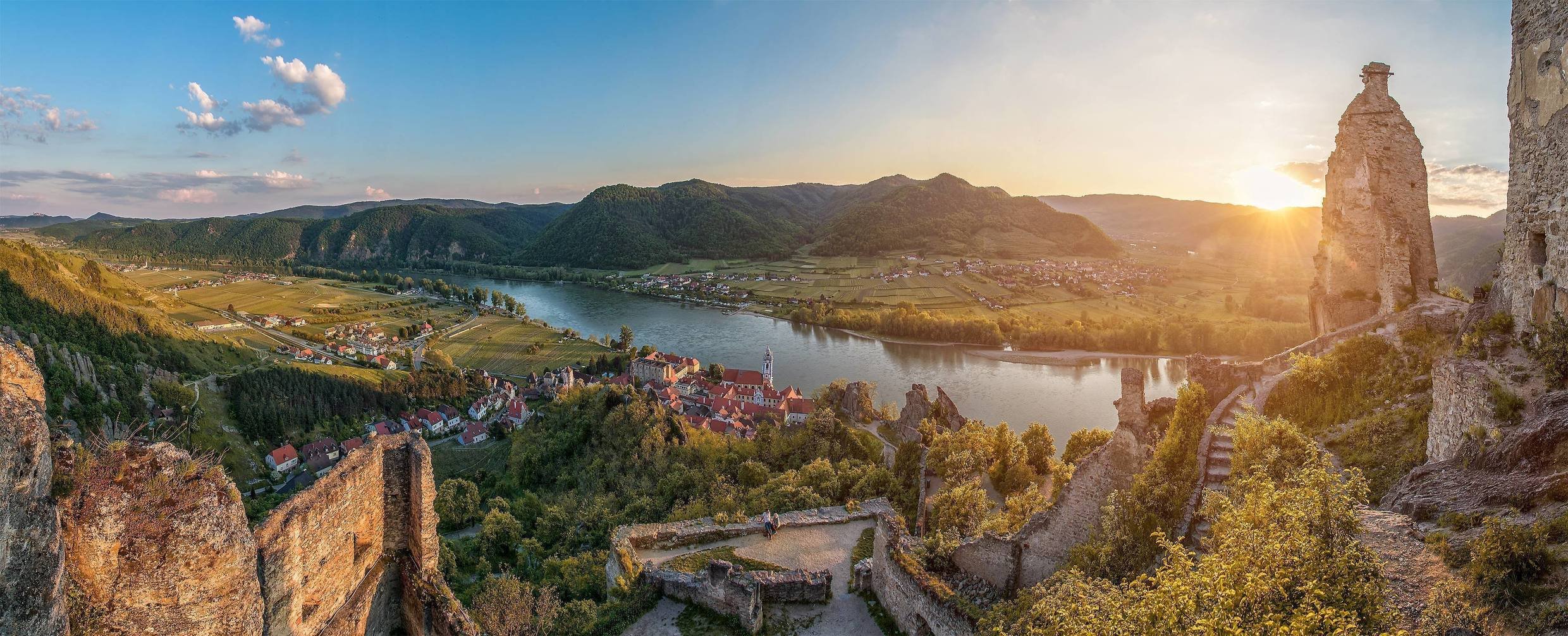 Luftaufnahme von der Burgruine Dürnstein mit Blick auf das Donautal