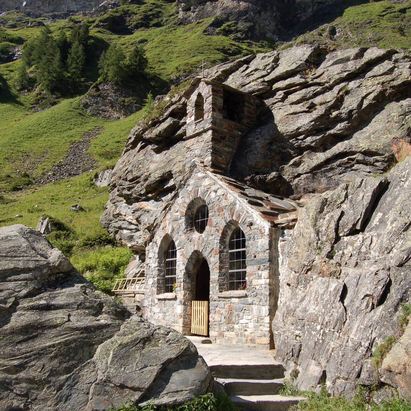 Die Außenseite des Klosters Gschlößtal