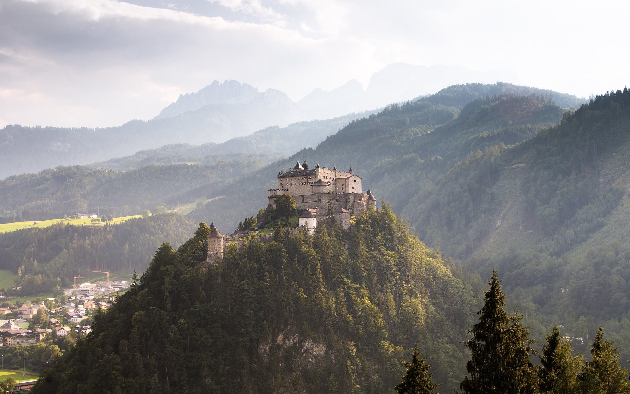 Burg Hohenwerfen auf der Bergkuppe