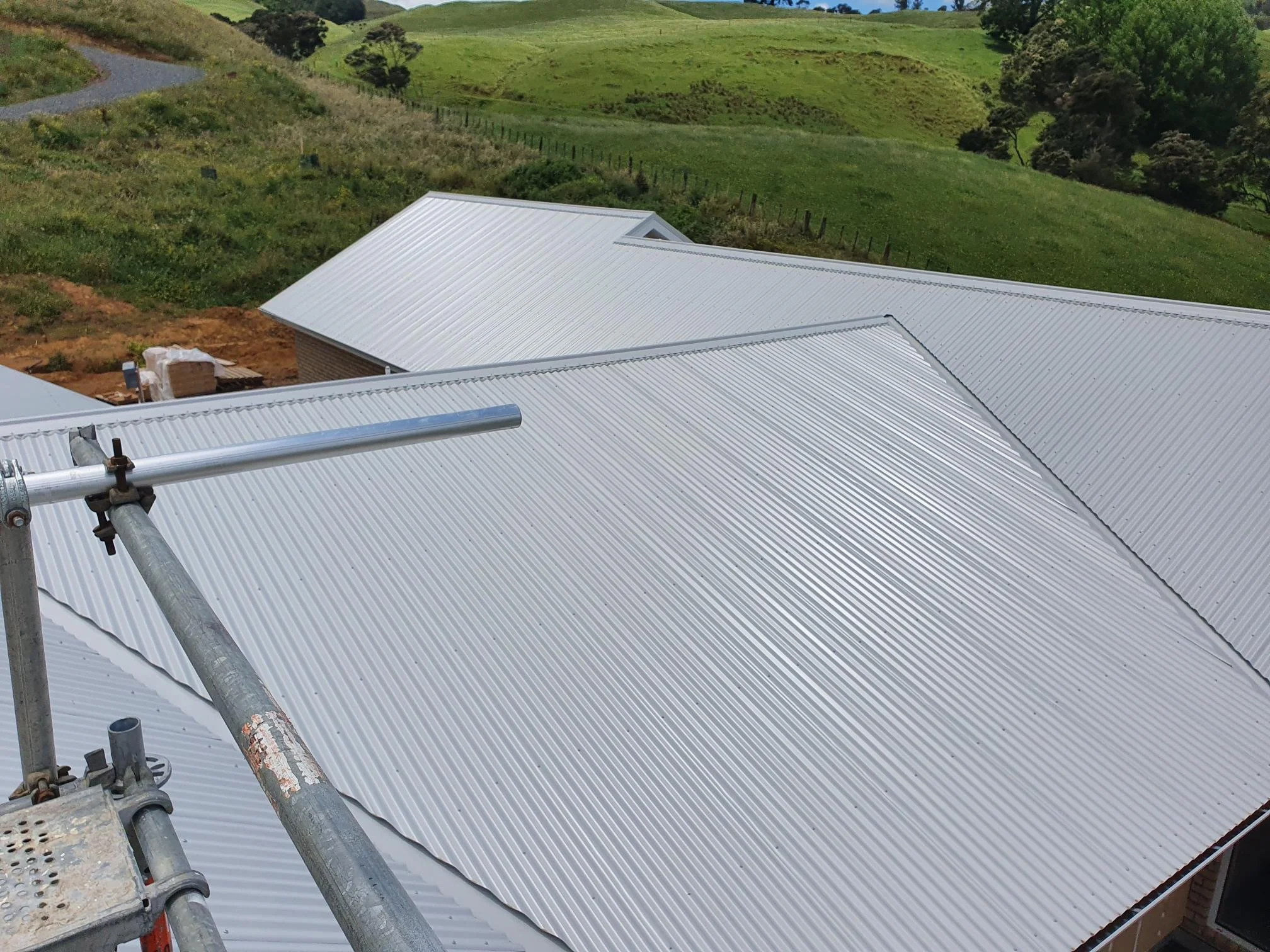 H shape house design with lower pitch centre roof.
