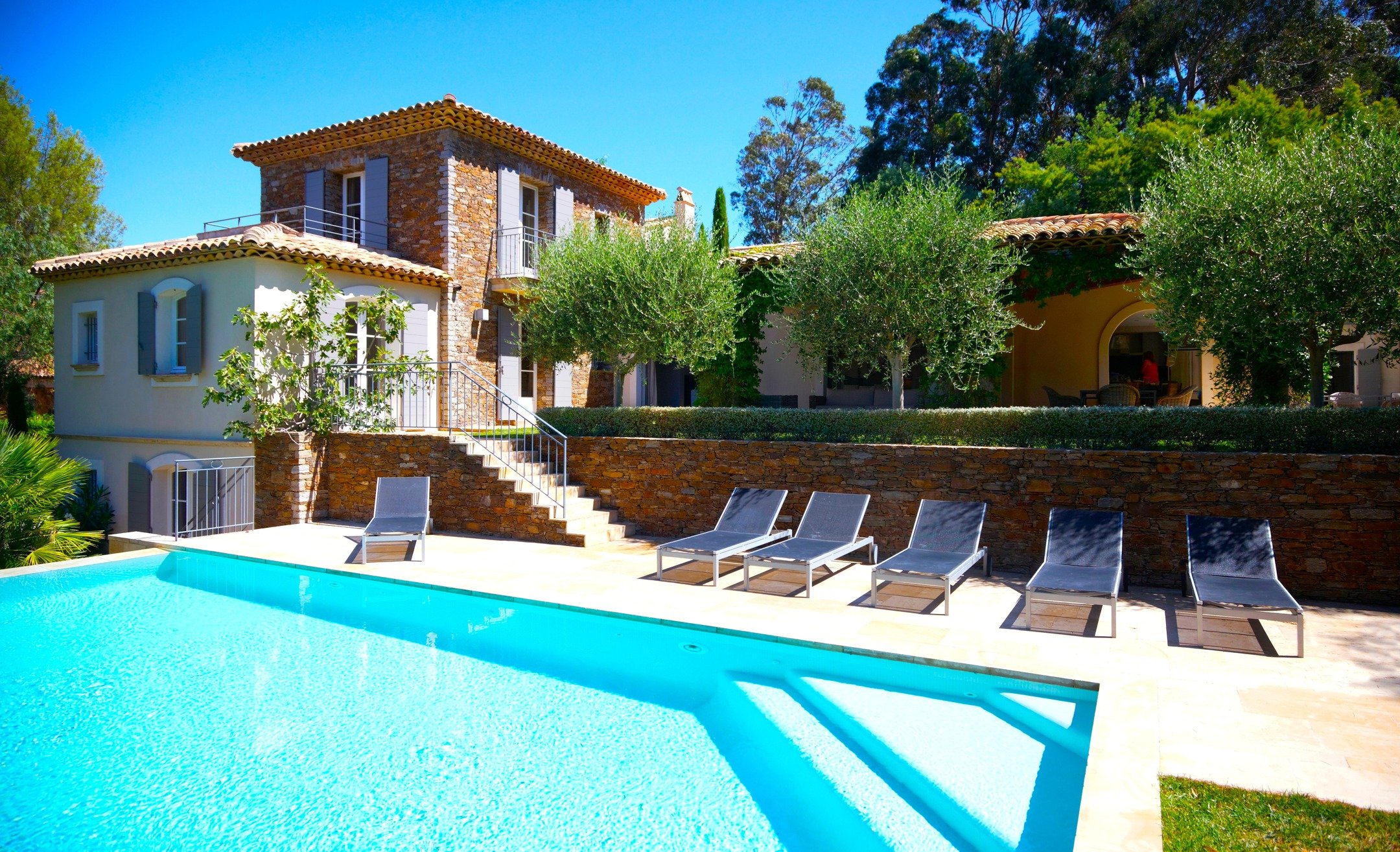 🇫🇷 Trending Partner Article - Vergeron Beach House: A Quiet Riviera Escape With Direct Access To The Sea 

Read more online at our digital magazine: 
https://www.clubvivanova.com/news-highlights/vergeron-beach-house-a-quiet-riviera-escape-with-dire