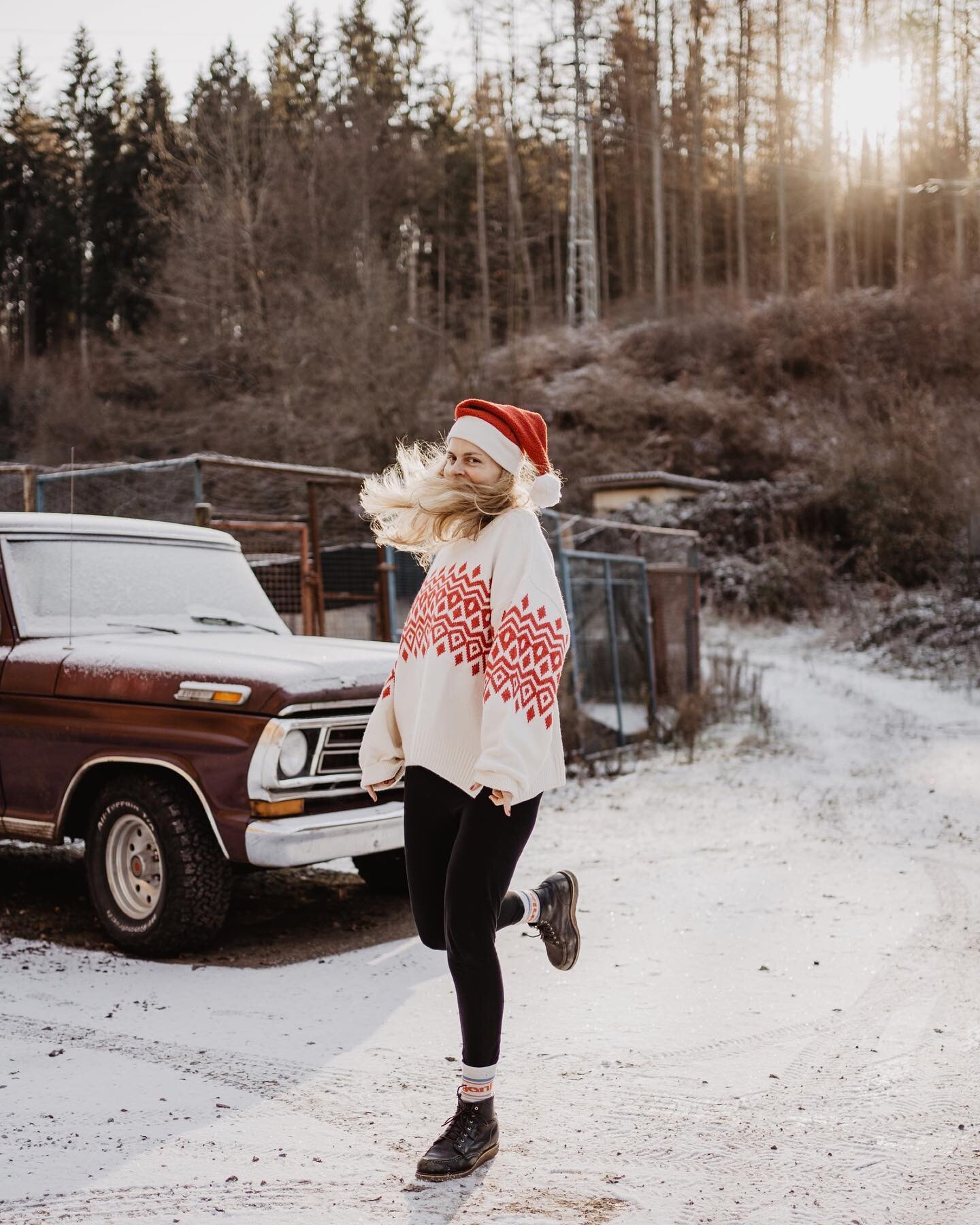 Jumping into the new week like&hellip;

Hallo neue Woche, hallo an alle neuen Menschen hier - sch&ouml;n, dass ihr da seid! 
F&uuml;r alle, die mich noch nicht kennen: ich bin Elisa, Hochzeits- und Familienfotografin aus der Pfalz ❤️ Nach 15Jahren sc