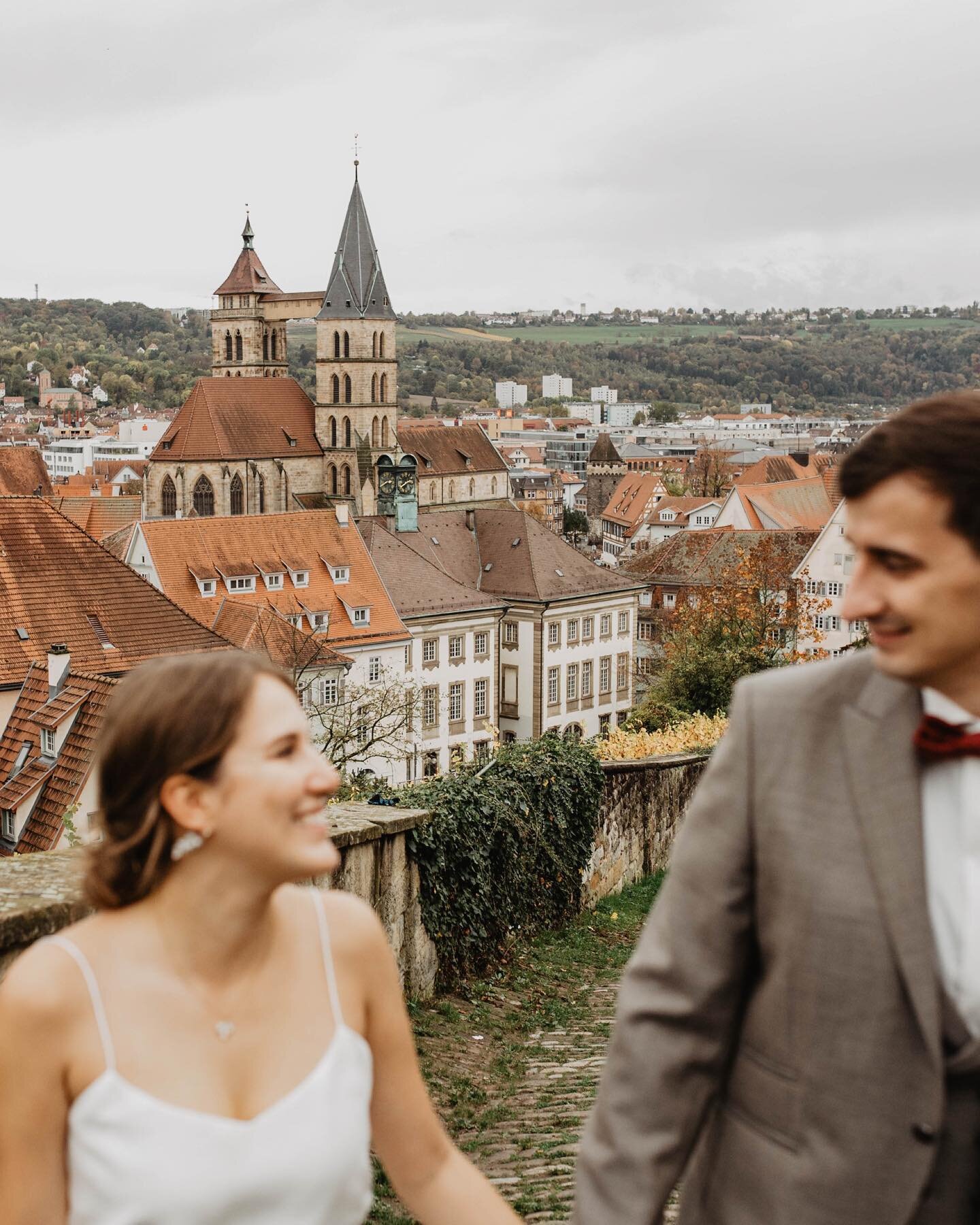 WEDDING WITH A VIEW -
Heiraten &uuml;ber den D&auml;chern von Esslingen auf der Esslinger Burg - der Aufstieg hat sich auf jeden Fall mehr als gelohnt ❤️ 
.
.
#weddingwithaview #weddinginspiration #bridetobe #instabride #weddingesslingen #bridetobe #