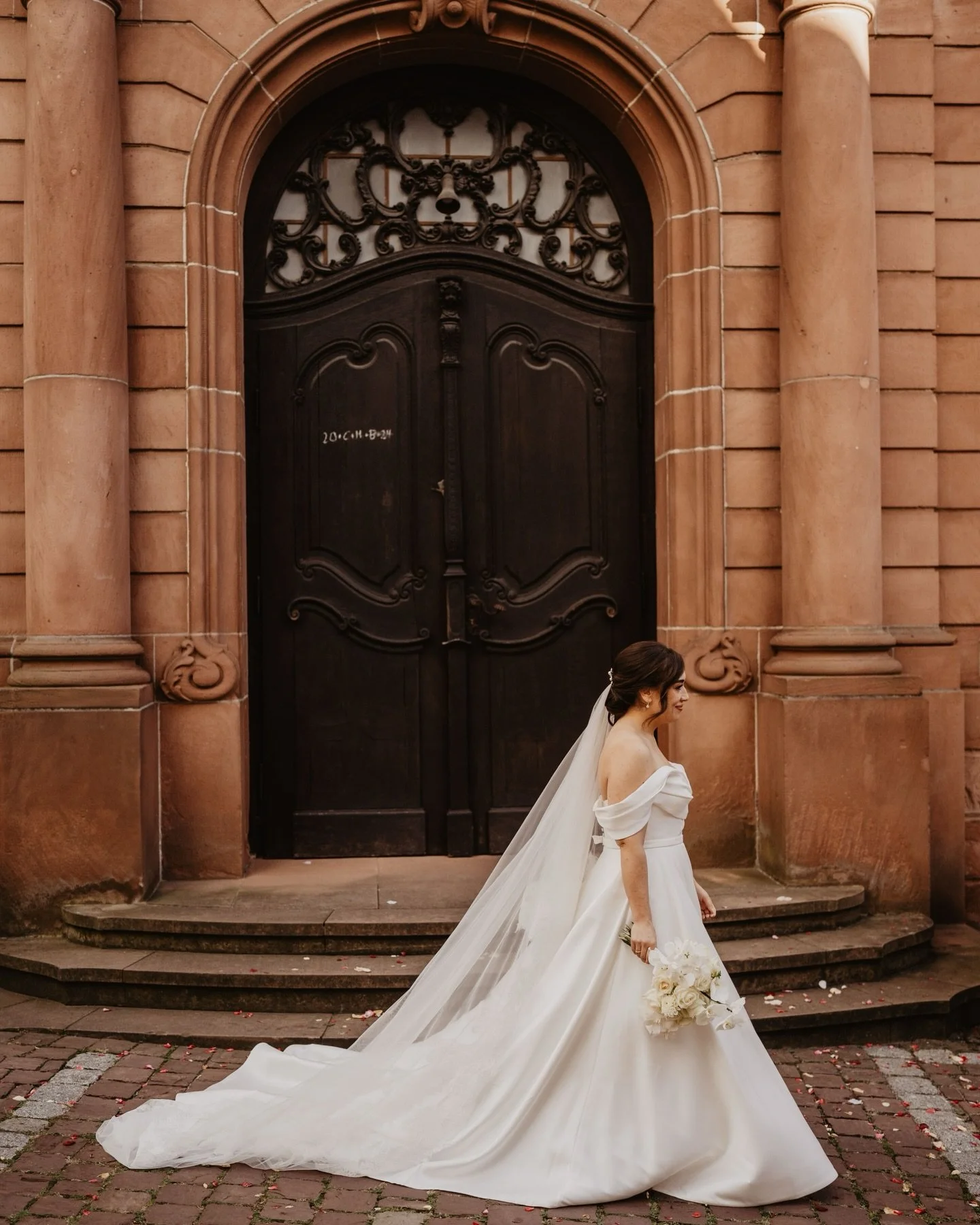 Hello 2026 - auf ein wundervolles neues Jahr mit viel Liebe und tollen Brautpaaren, wundersch&ouml;nen Hochzeiten &amp; vielen neuen Begegnungen ❤️ 

Location: @hoher_darsberg 
Kleid: @hochzeitshaus_boos 
Anzug: @suitsupply 
Videographen: @cambrother