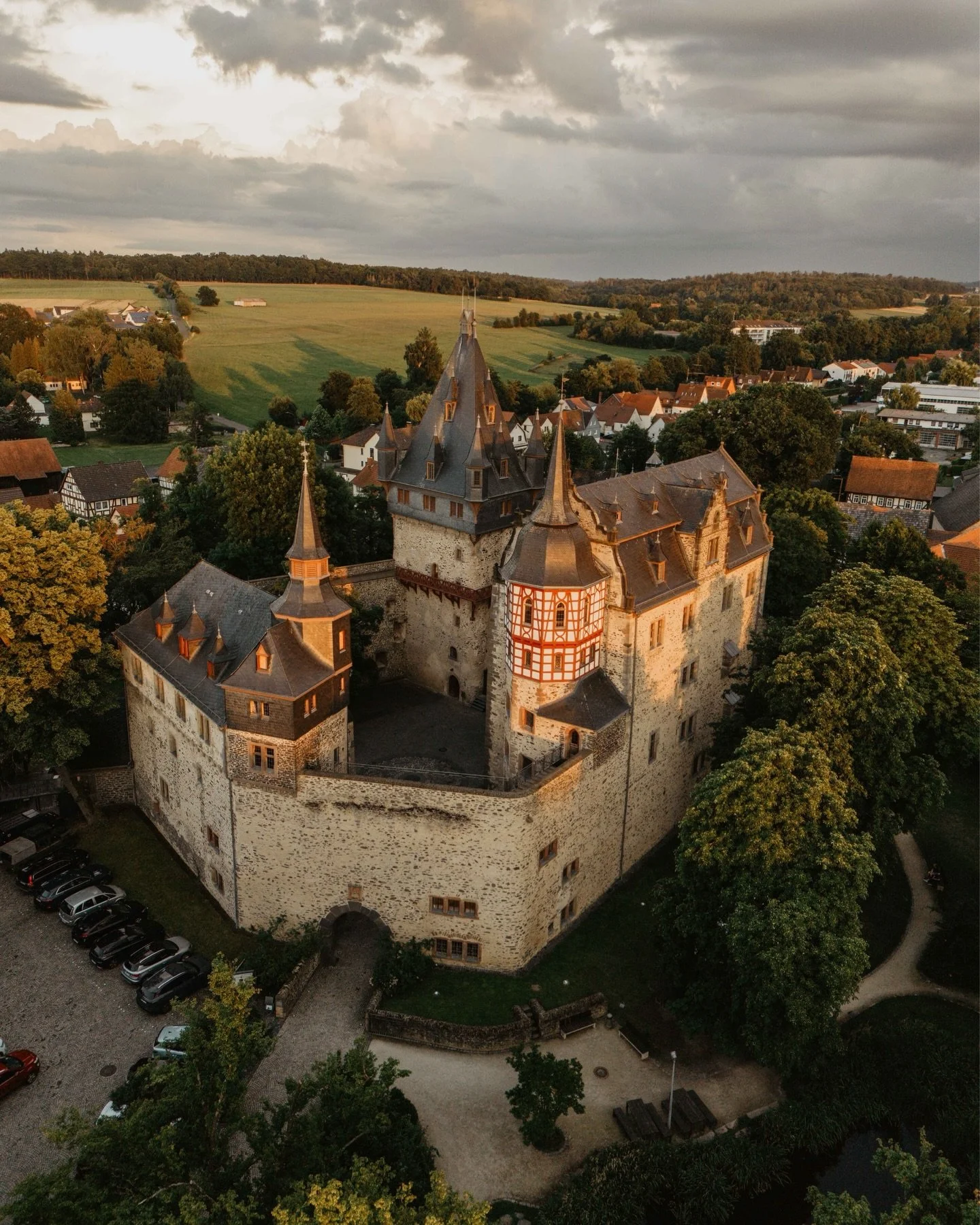 Wow - eine Schlosshochzeit der Extraklasse! In der Mitte von Deutschland gelegen bot das @hotelschlossromrod einen perfekten Ort f&uuml;r all die internationalen G&auml;ste von Michelle &amp; Yannick. Selbst ein heftiges Unwetter zu Beginn konnte der