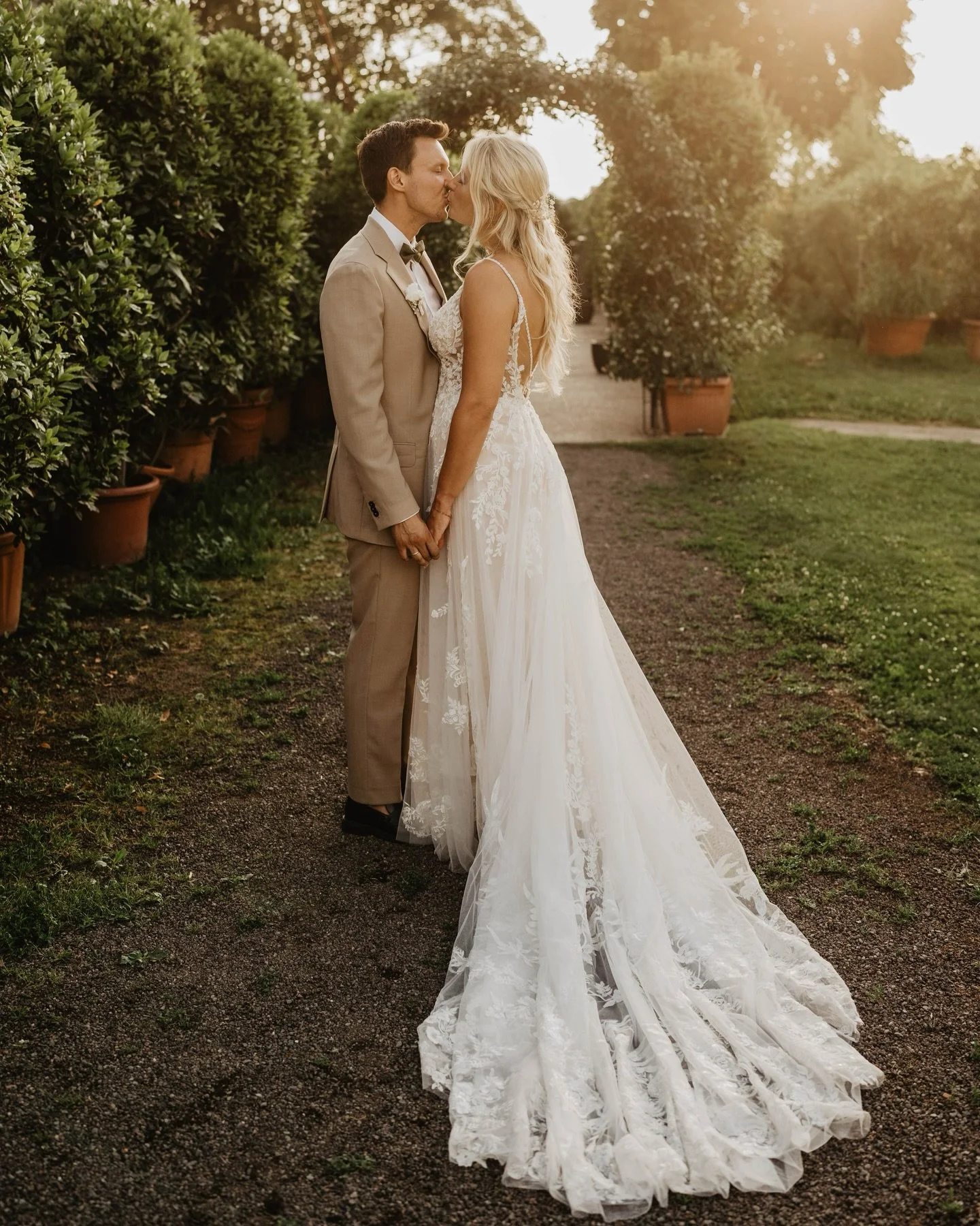 TROPICAL VIBES - LAURA&amp;MAX

Das war wirklich eine unvergessliche Sommerhochzeit inmitten von Palmen in der N&auml;he von Frankfurt ❤️ Neben den tropical Vibes des Glashauses @decher_events haben @official_canoodle die Stimmung zum Kochen gebracht