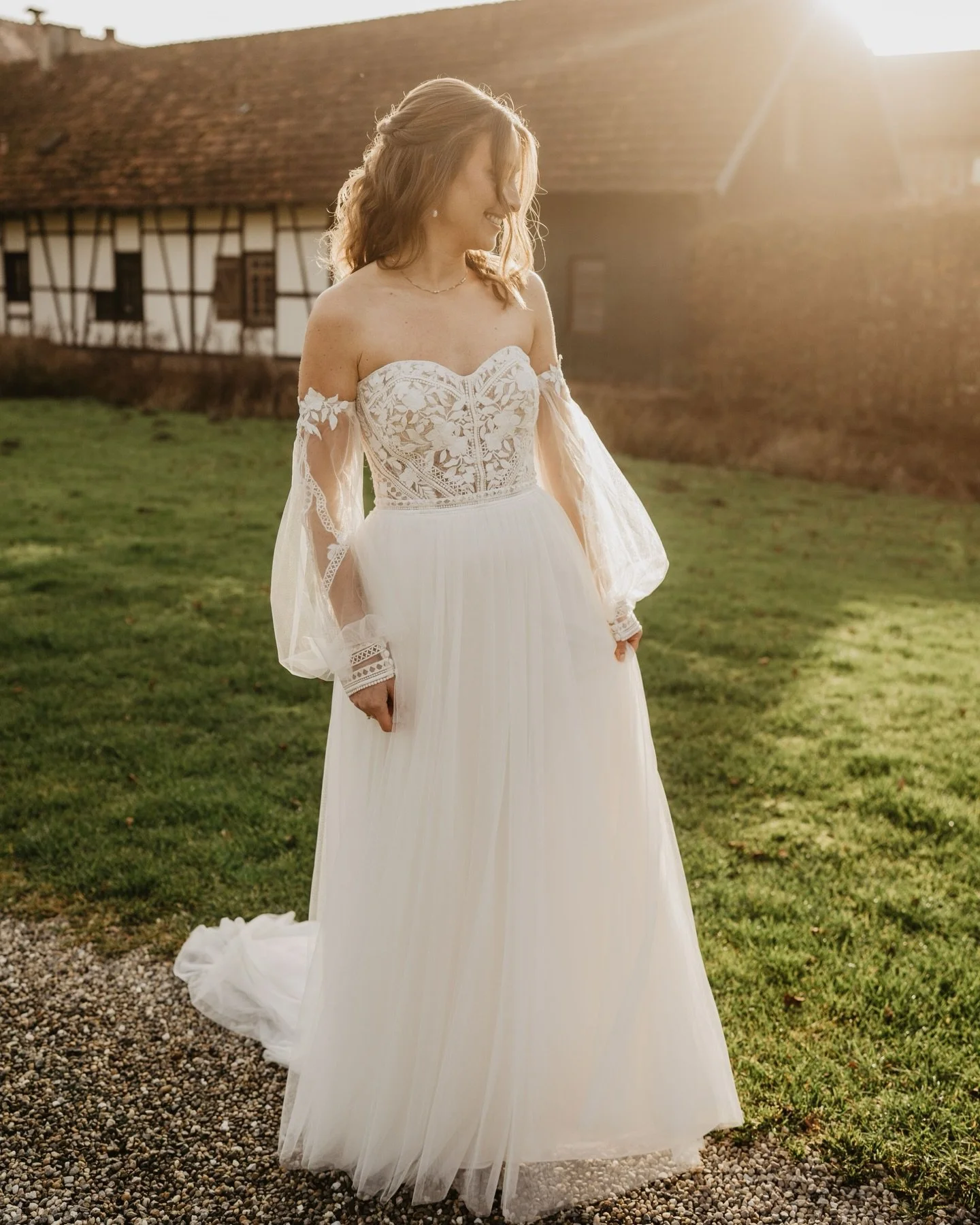 WINTER WEDDING - M &amp; C

Traumhaftes Winterwetter auf dem @weingutsteinbachhof f&uuml;r eine wundersch&ouml;ne Trauung im Dezember ❤️ 

Location: @weingutsteinbachhof 
Kleid: @experinate 
Anzug: @wibbel_bekleidungshaus_schmidt 
Strau&szlig;: @blue