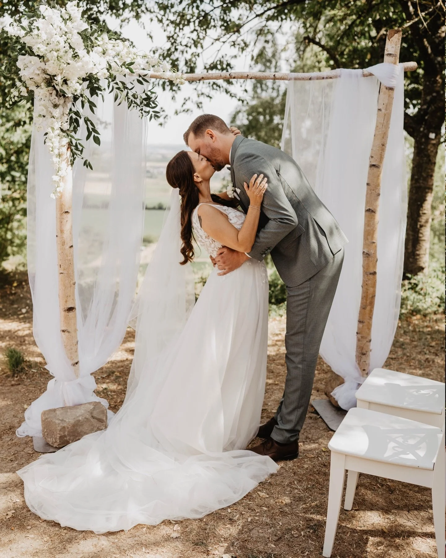 BERG OF LOVE - Janine &amp; Kevin

Eine Sommerhochzeit mit atemberaubender Aussicht - Hoch auf der @heuchelberger_warte feierten Janine &amp; Kevin ihre wundersch&ouml;ne Hochzeit. Die freie Trauung direkt unter dem Turm machte die wunderbare @stimme