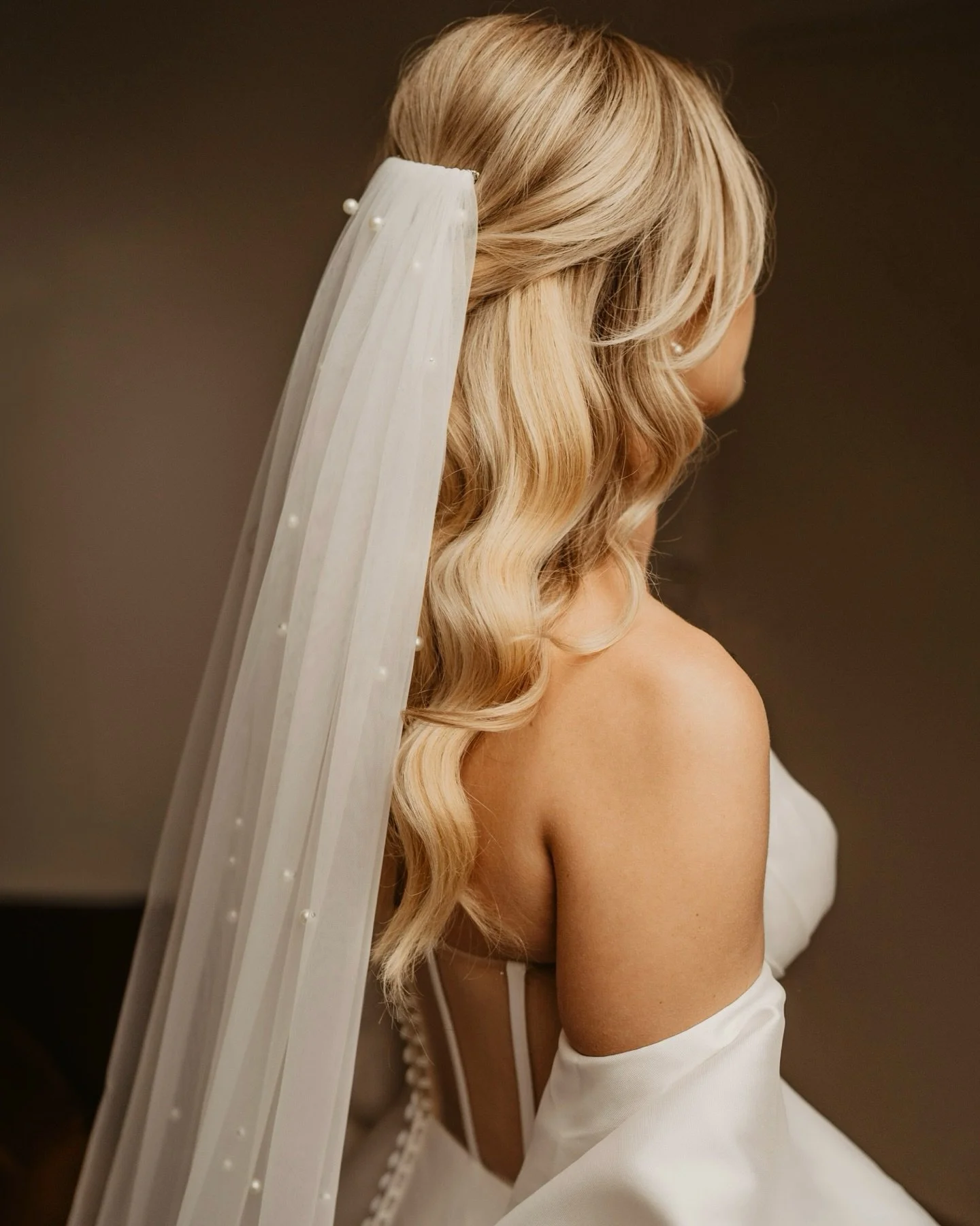 Getting ready f&uuml;r eine atemberaubende Hochzeit im wundersch&ouml;nen @gut_rehbach. Selbst bei Regen ein absolut magischer Ort f&uuml;r eine Trauung im Freien ❤️

Styling: @sabinelaloba.makeup.hair 
Kleid: @edelbrautmoden 

#weddinginspiration #h