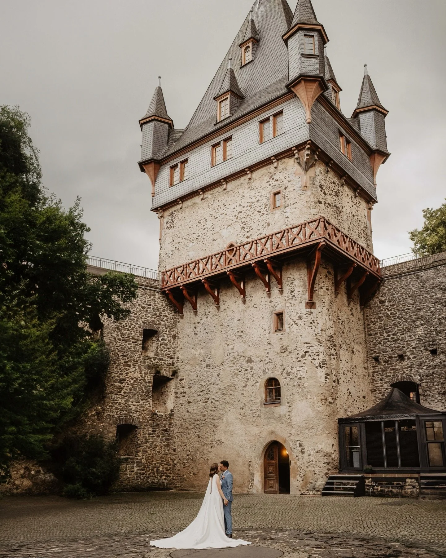 Eine Schlosshochzeit wie im M&auml;rchen, einfach traumhaft sch&ouml;n ❤️ 

Location: @hotelschlossromrod 
Brautkleid: @maadi.conceptstore
Anzug: @friederike_nimmt_mass 
Torte: Schloss Caf&eacute; Lukasch
Traurede: @traurednerin_nadine_stauch 
Blumen