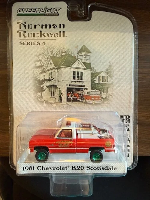 CHASE - Greenlight 1:64 Norman Rockwell Series 4 – 1981 Chevrolet K20 Scottsdale – Stockbridge Fire Department with Fire Equipment, Hose and Tank