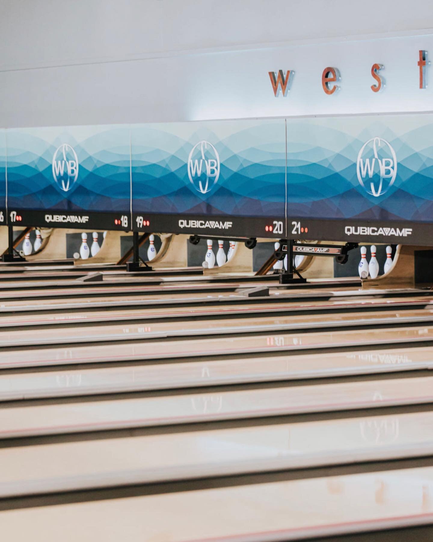 Cheers to Saturday! Comment below and tell us your bowling night drink of choice! Our High Strike Pub has a full bar&hellip; so sky&rsquo;s the limit. We&rsquo;ll drink to that!🍸🍷🥂🍾🥃 // #WestSeattleBowl