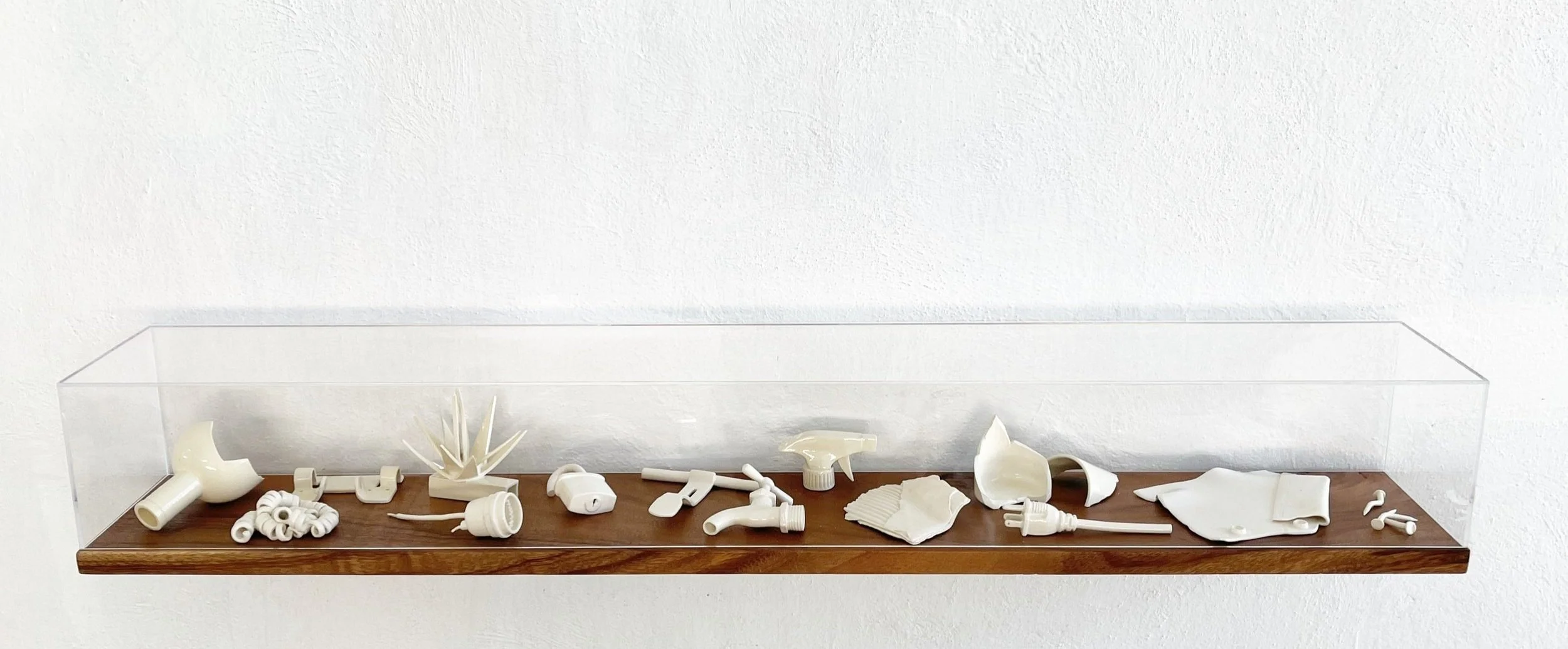 Escultura en cerámica con capelo. Verdad vieja, verdad nueva.