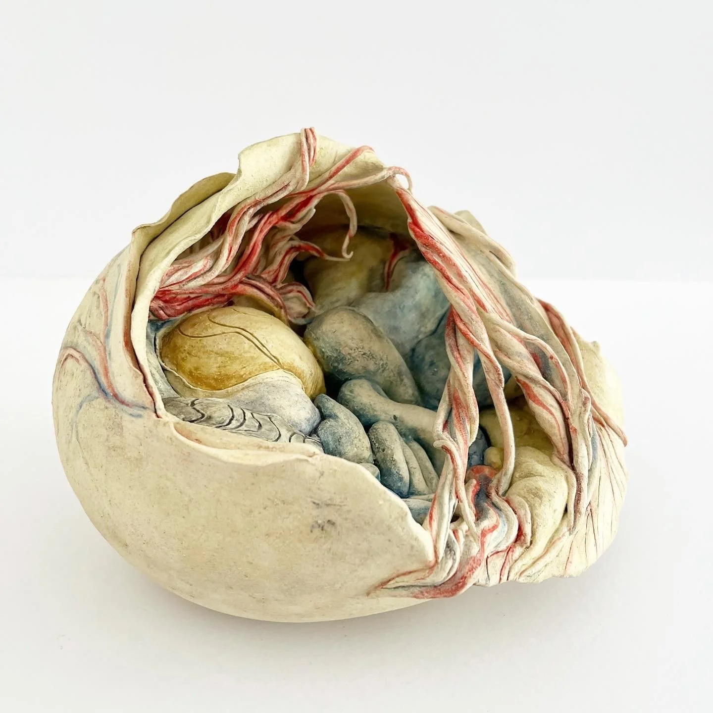 Escultura-quiste-ceramic-sculpture-mercedes-orozco-ceramica-suro.jpeg