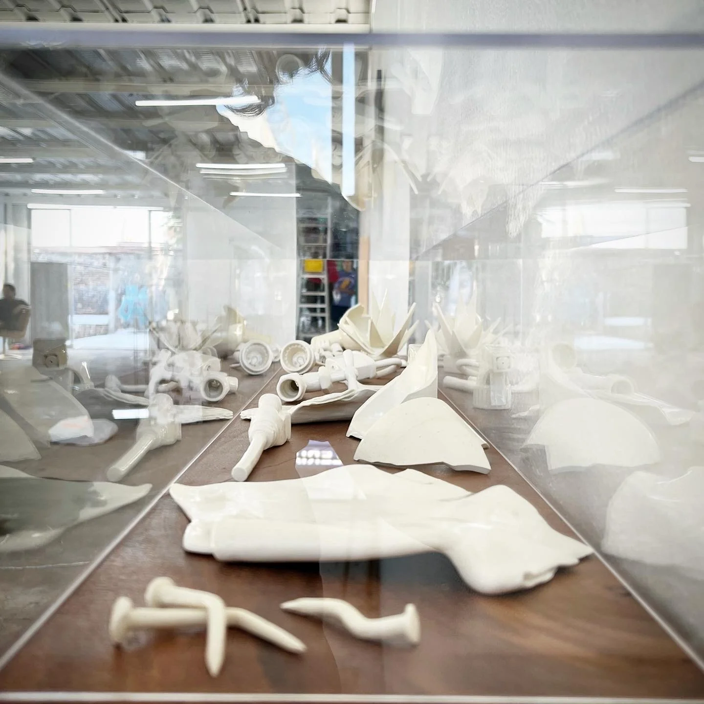 Cerámica bajo capelo de metacrilato. Escultura contemporánea.