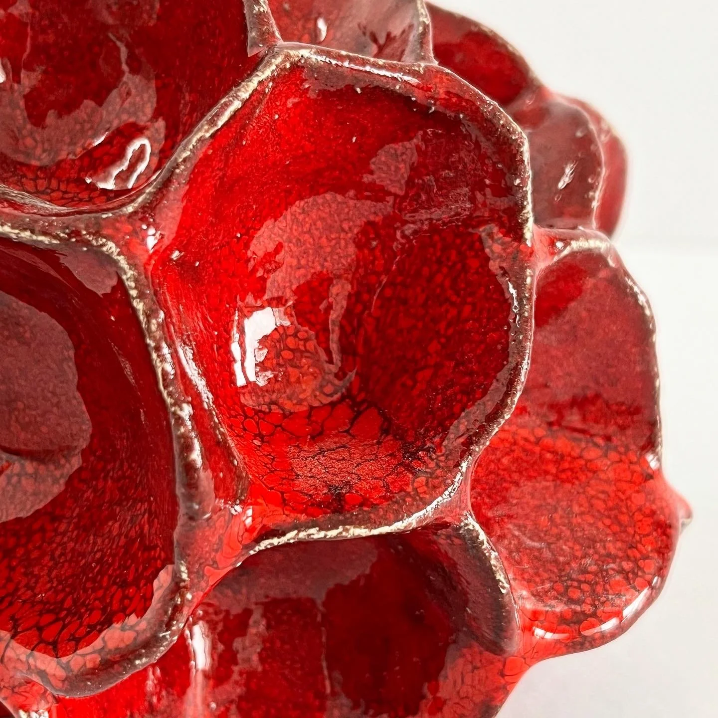 Detalle de pieza de cerámica esmaltada