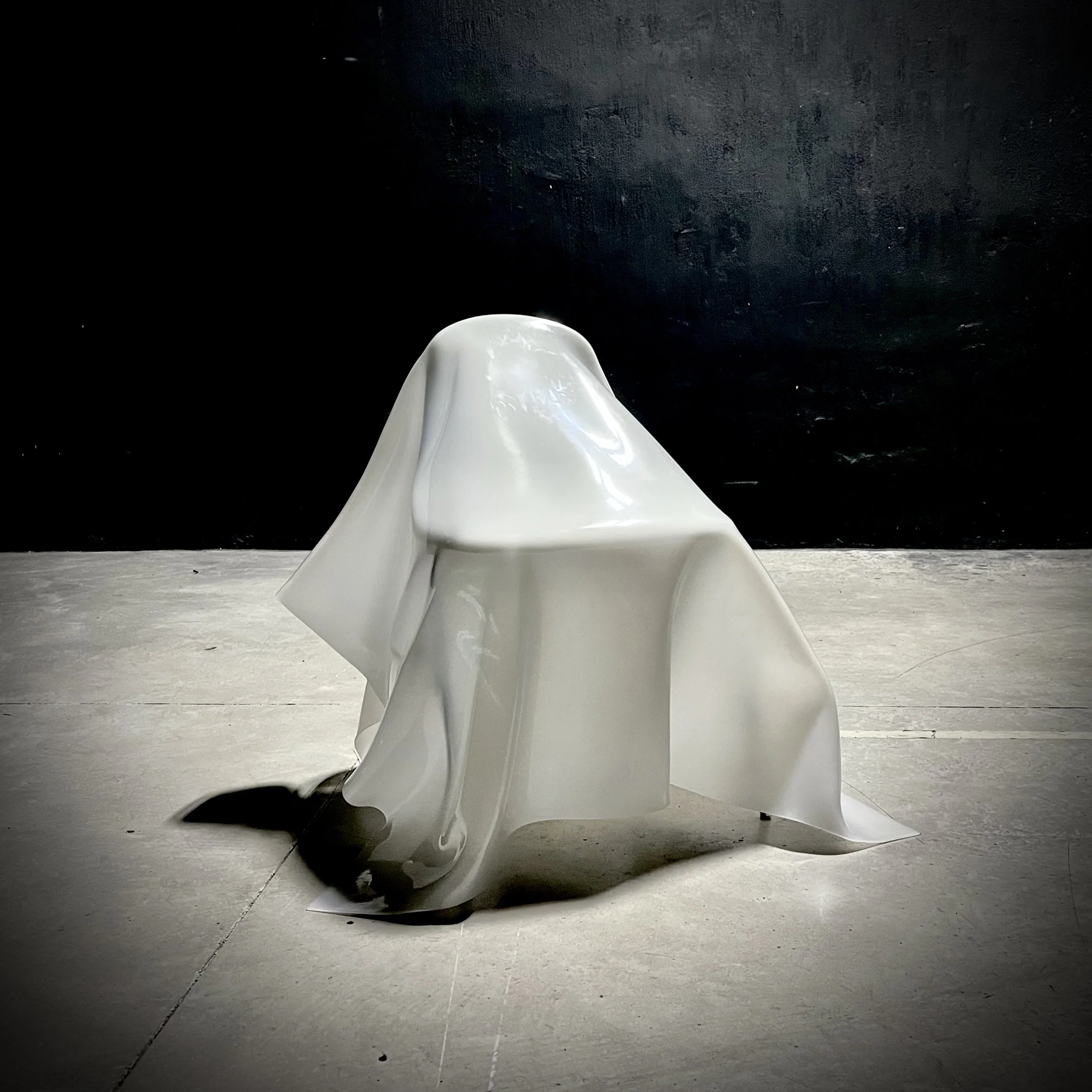 Registro de pieza "Sin sala y sin espera" con silla Eames y metacrilato