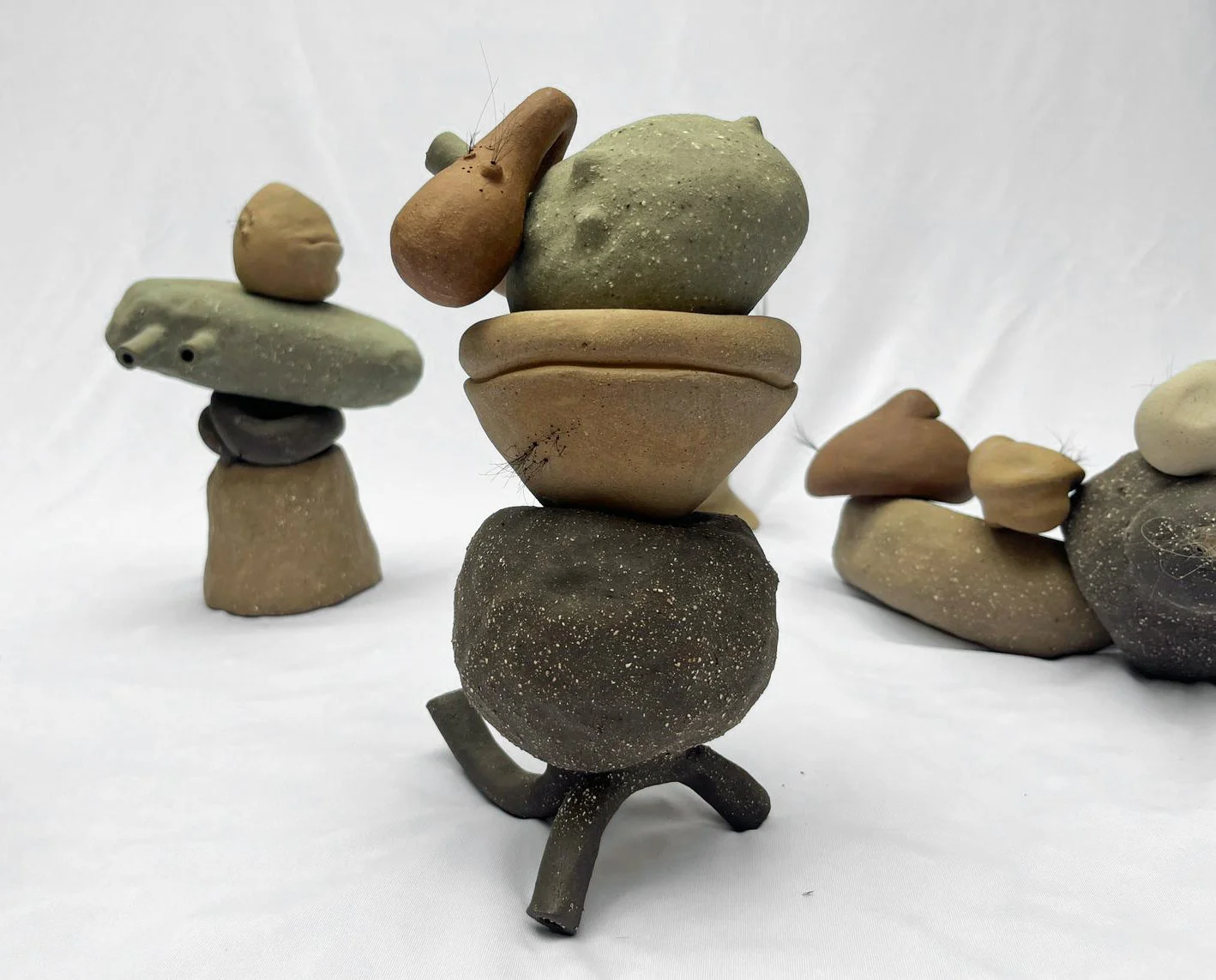 Módulos esculpidos de cerámica creados por dos artistas en tandem