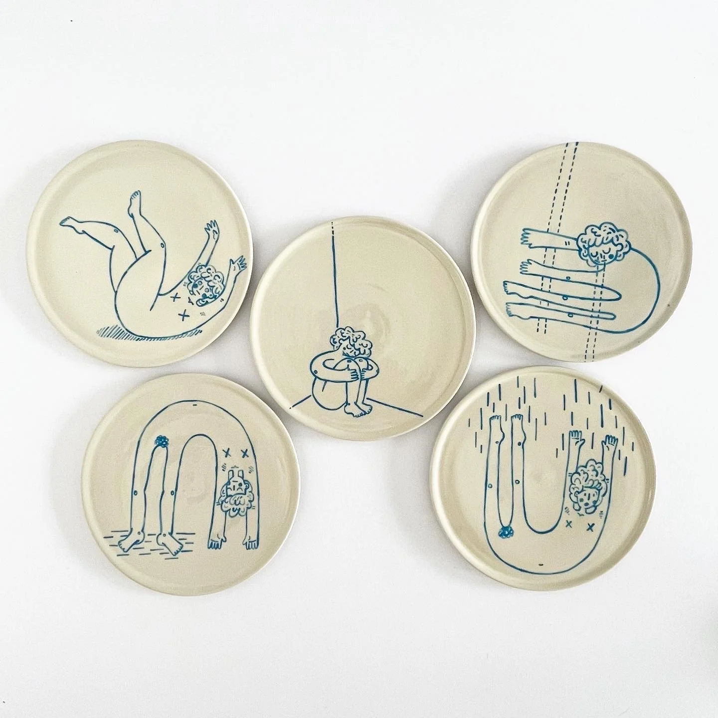 Platos de cerámica ilustrada por Mercedes Orozco