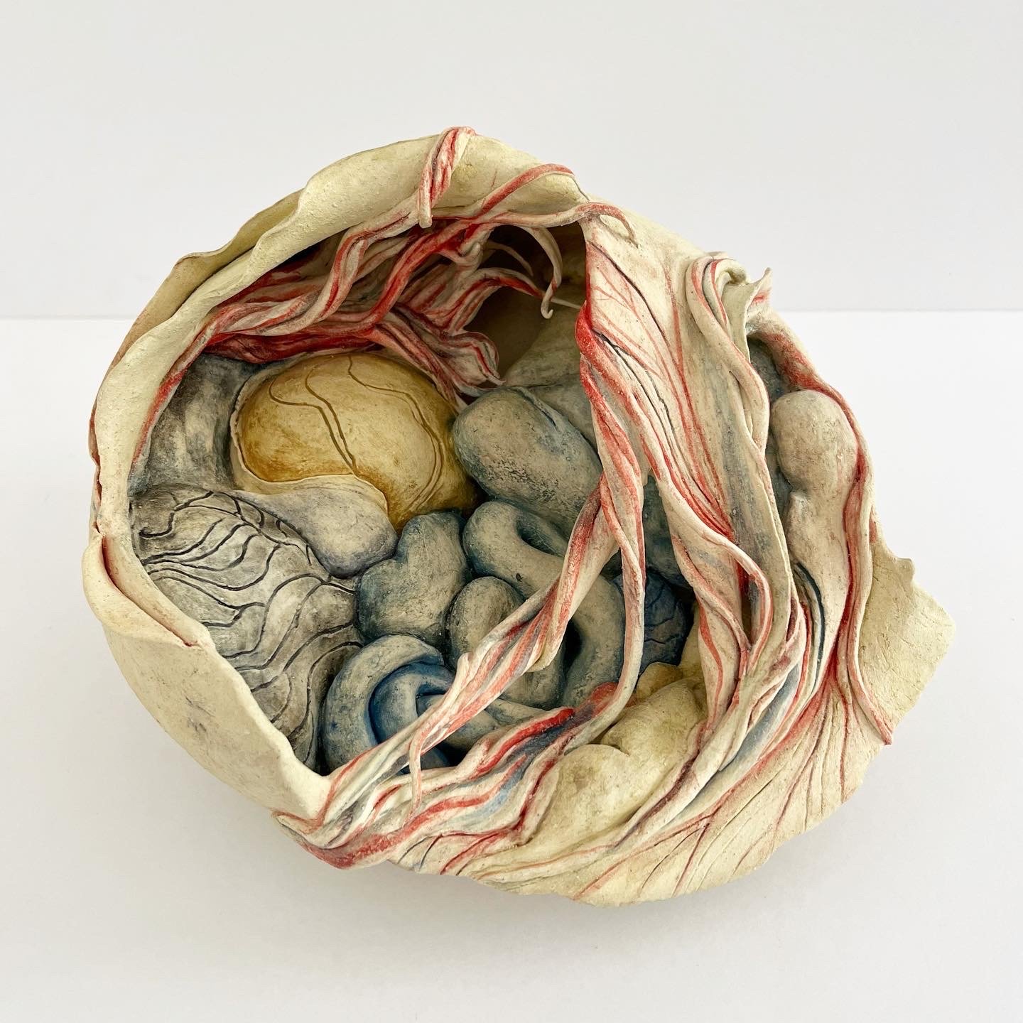 Escultura hiperrealista en cerámica. Suro