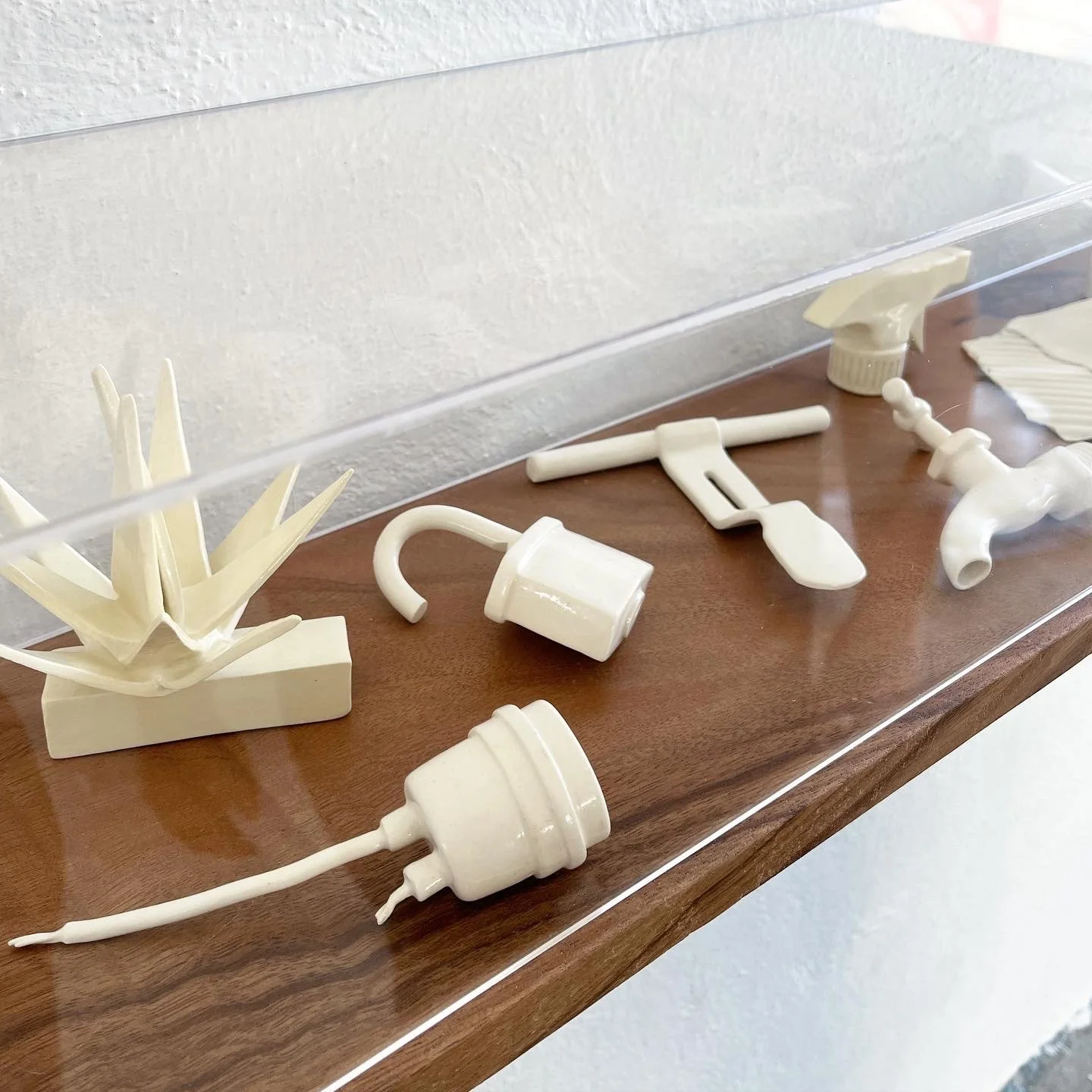 Escultura en cerámica de objetos cotidianos rotos