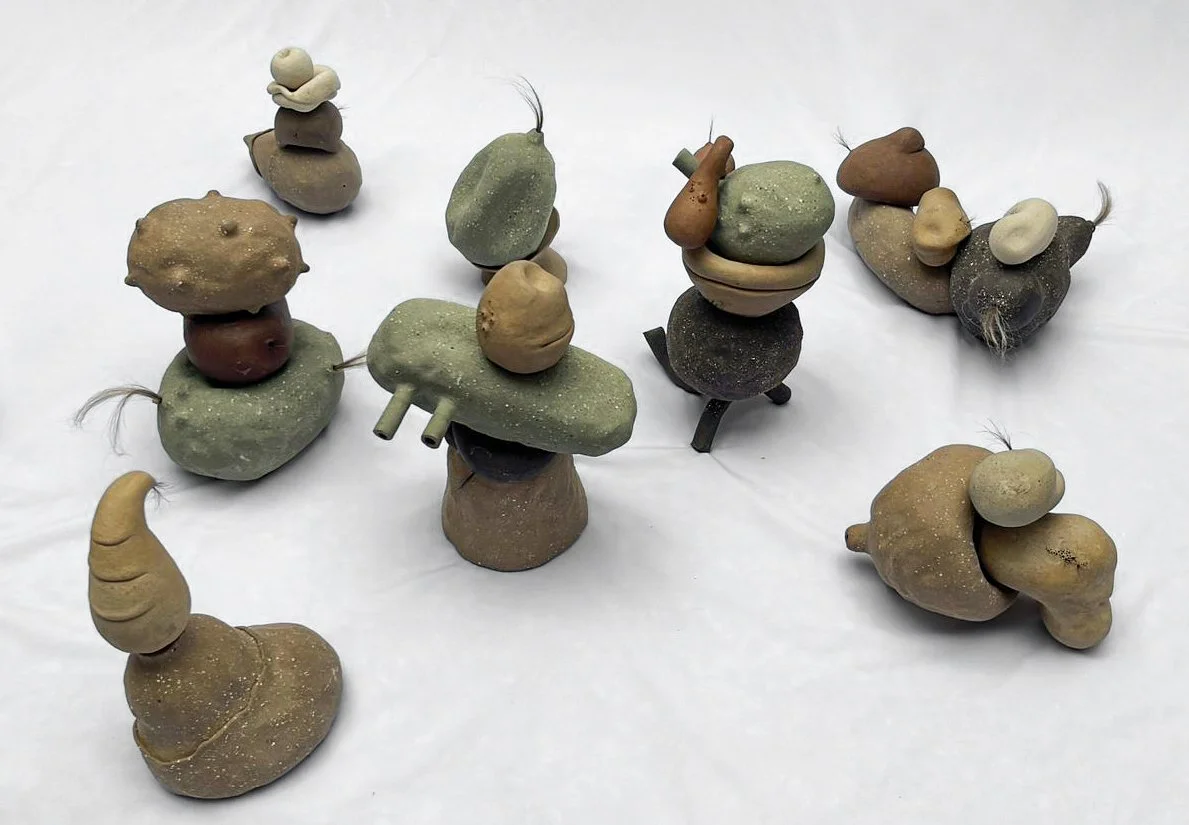 Reunión de piezas de cerámica que conforman vasijas inconformes