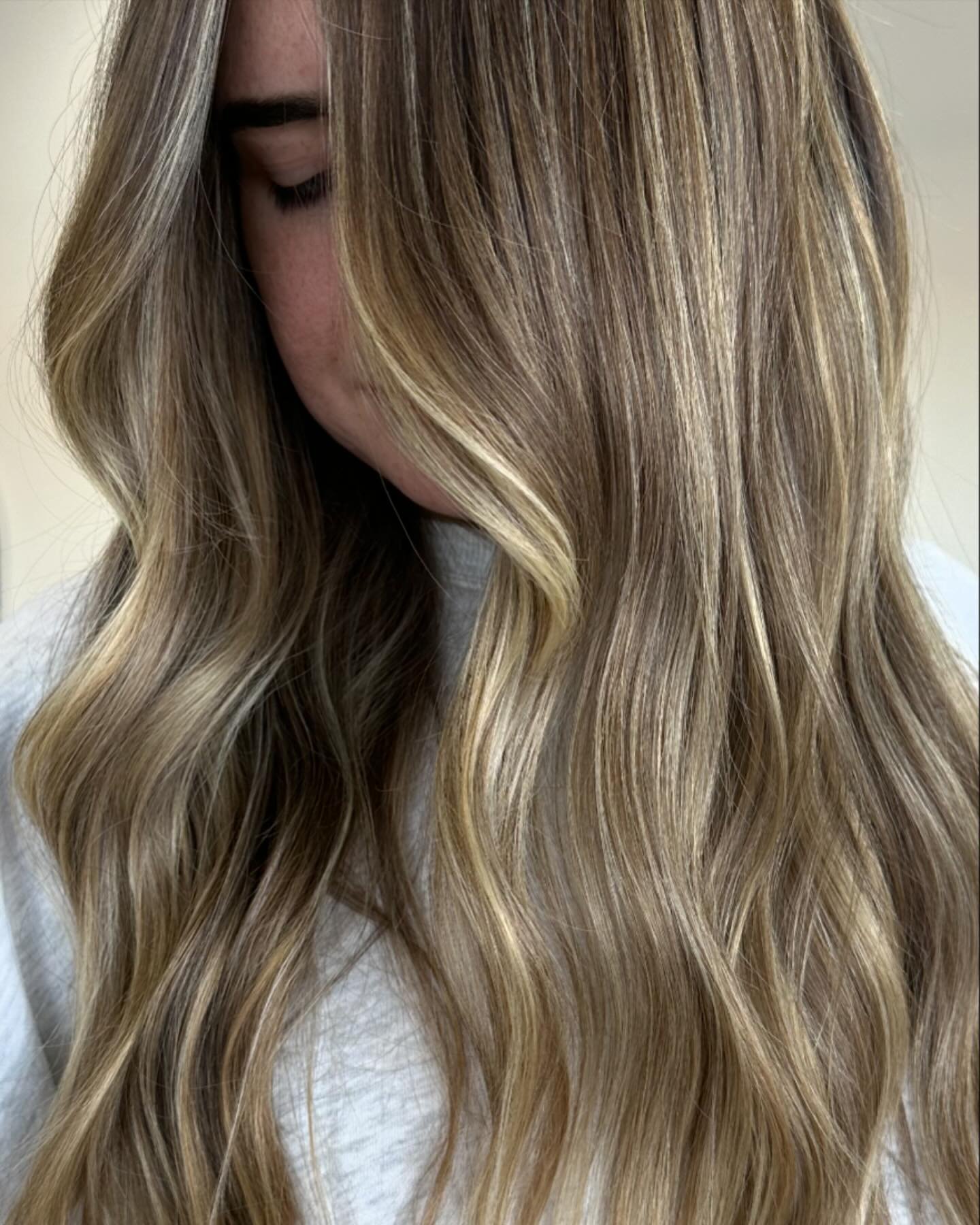 The hair we are all dreaming of&hellip;Dimensional Bronde! 

Putting depth &amp; beautiful tones back into colour 😮&zwj;💨

#HairByRav #HairStylist #HairTrends #HairGoals
#BlondeGoals #BlondeHair #BlondeInspo #HairInspo #SydneyHairstylist #NorthCurl