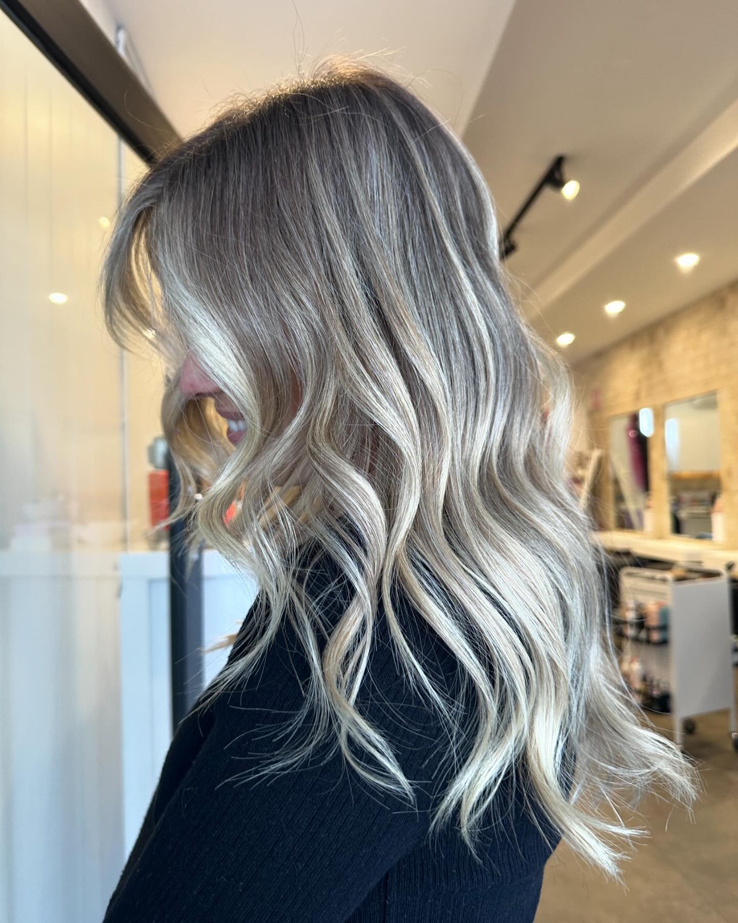 Always the biggest compliment when other hairdressers trust you to do their hair! Although extremely nerve wracking 😮&zwj;💨😮&zwj;💨 

Creamy, bright &amp; blended for @sarahchandlerhairdressing 

#blondespecialist