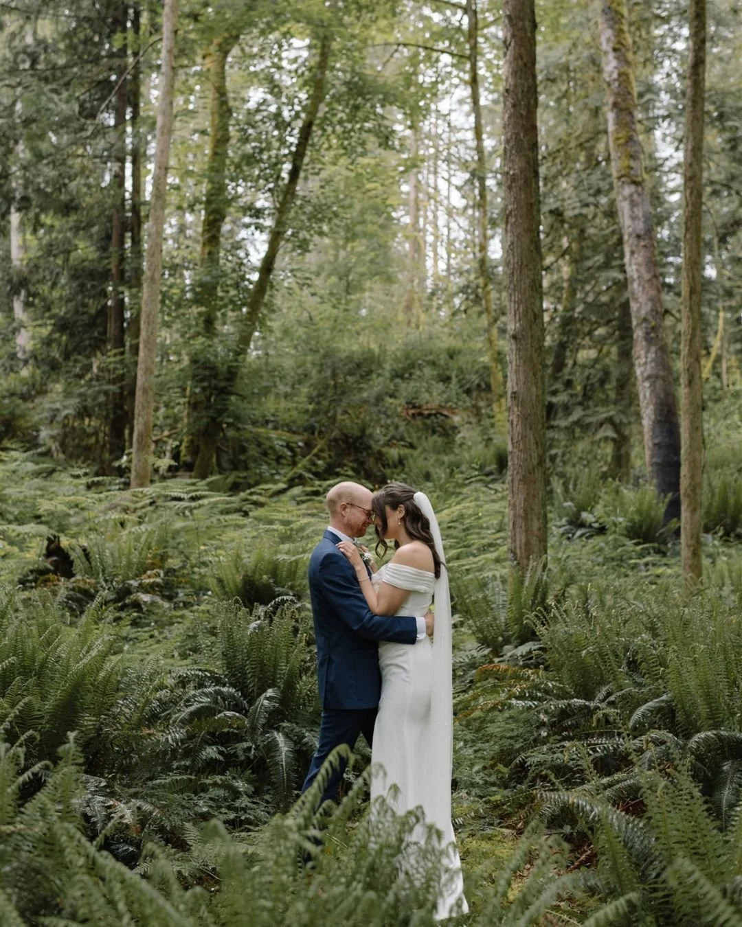 I love coming back to a wedding day and feeling like I'm experiencing it all over again. 

I'm often smiling behind the camera when I see the way you light up with your best friend and be surrounded by your family and friends. So to see the photos wh