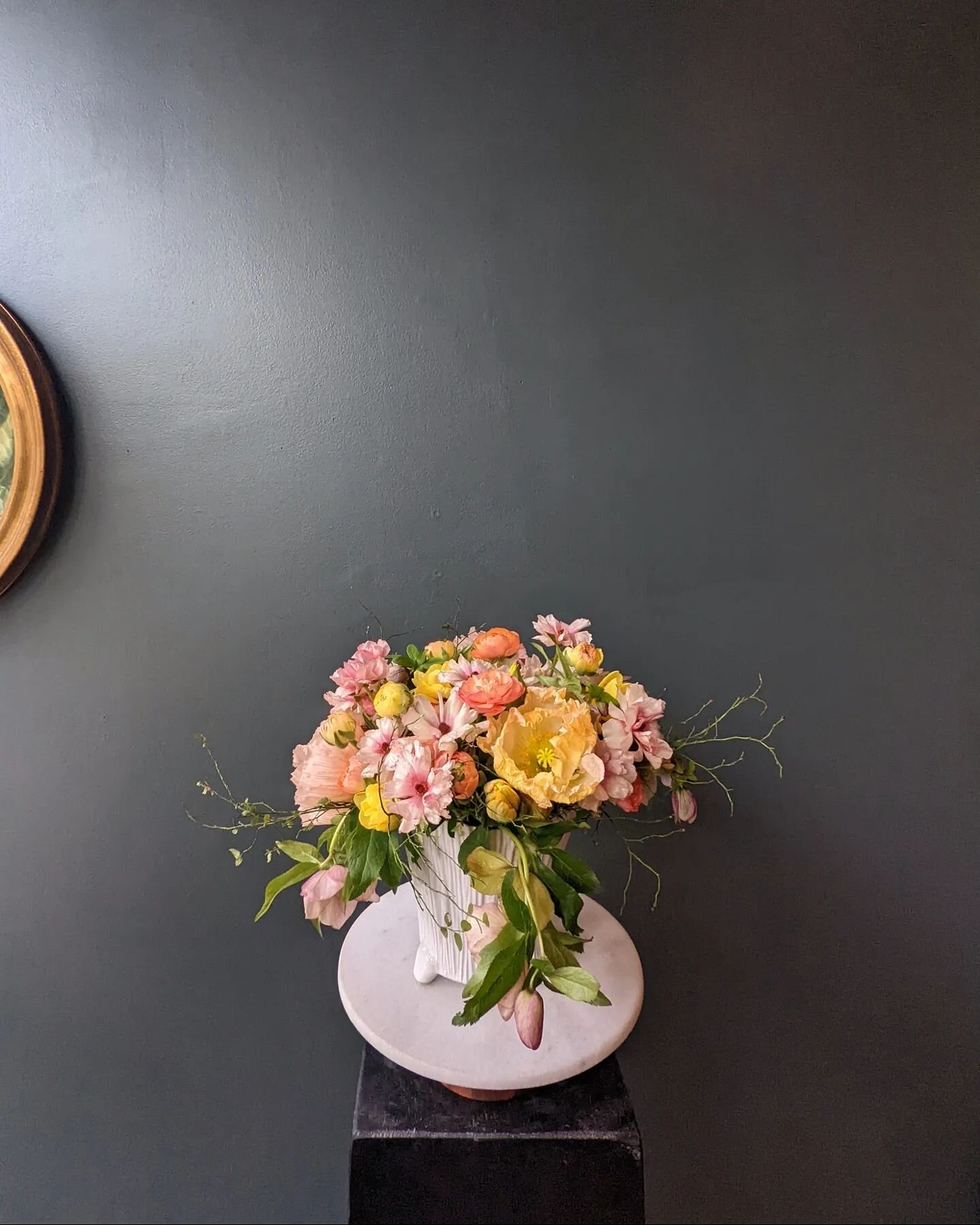 I call this one &quot;spring harvest&quot;
Beautiful local blooms from @bluegreen_gardens &amp; @sunnymeadowsflowerfarm
.
.
.
#columbusflorist #shortnorth #ohioflorist #midwestflorist #localflorist #florist #shopsmall #flowers #floraldesign #columbus