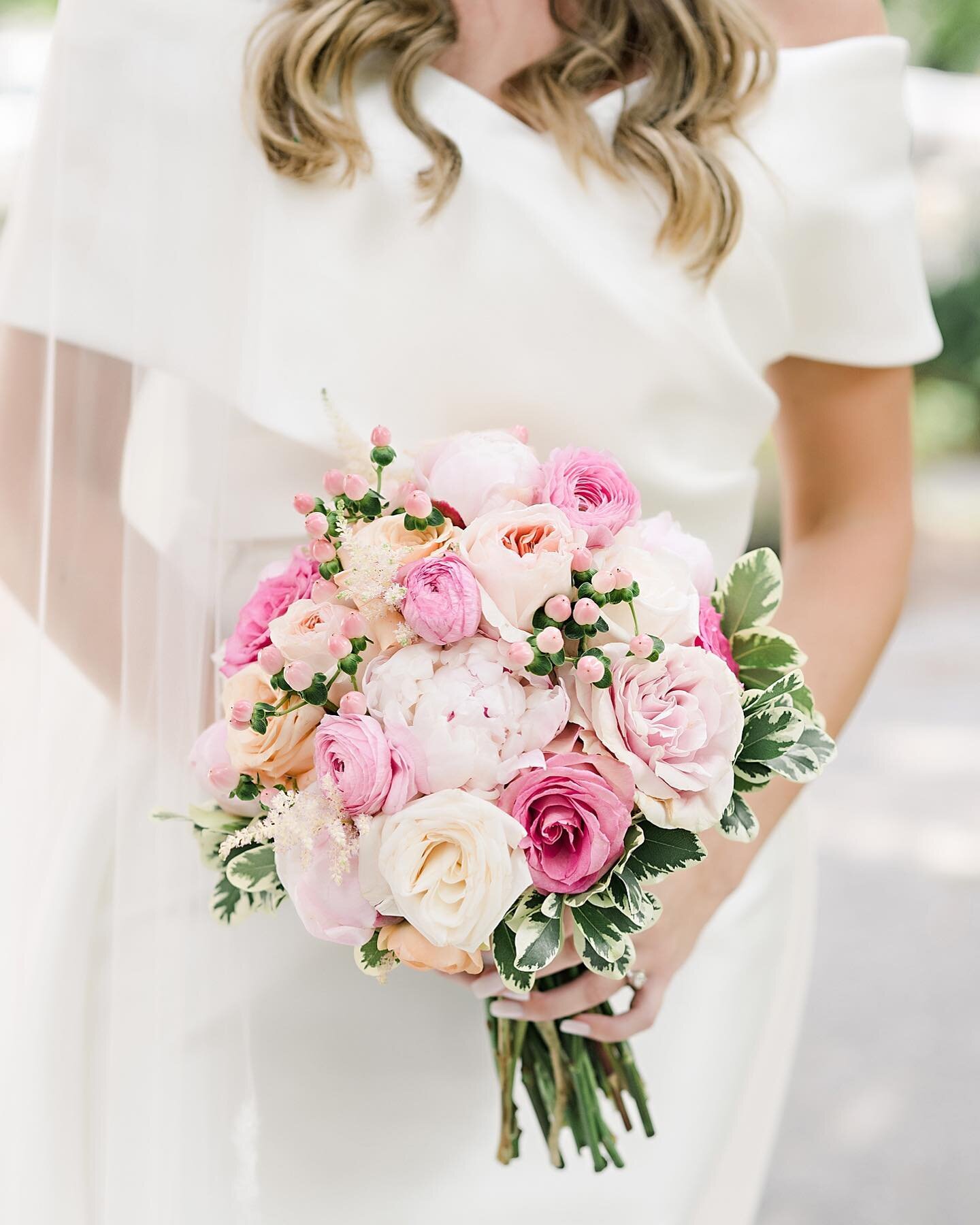 I love a bouquet with color! In another life, I would have loved to have been a florist. Maybe one day I can convince someone to teach me their ways. #alabamaweddingflorals #colorfulbridalbouquet #pinkbridalbouquet #weddingflowers