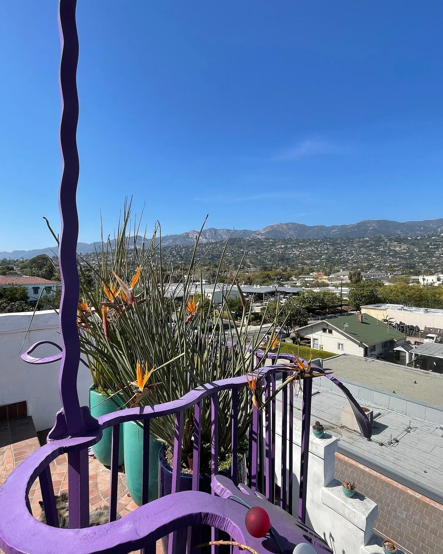 Summer is upon us so pack those bags and get your beachy downtown vibes on! Book your fun and game filled vacation in one of our spaces via the link in our bio and we’ll see you soon babes! 🌞 🏖️ 🚶 👟 🖼️ 🧳 🌞 
.
.
.
.
.
.
.
.
#summervibes