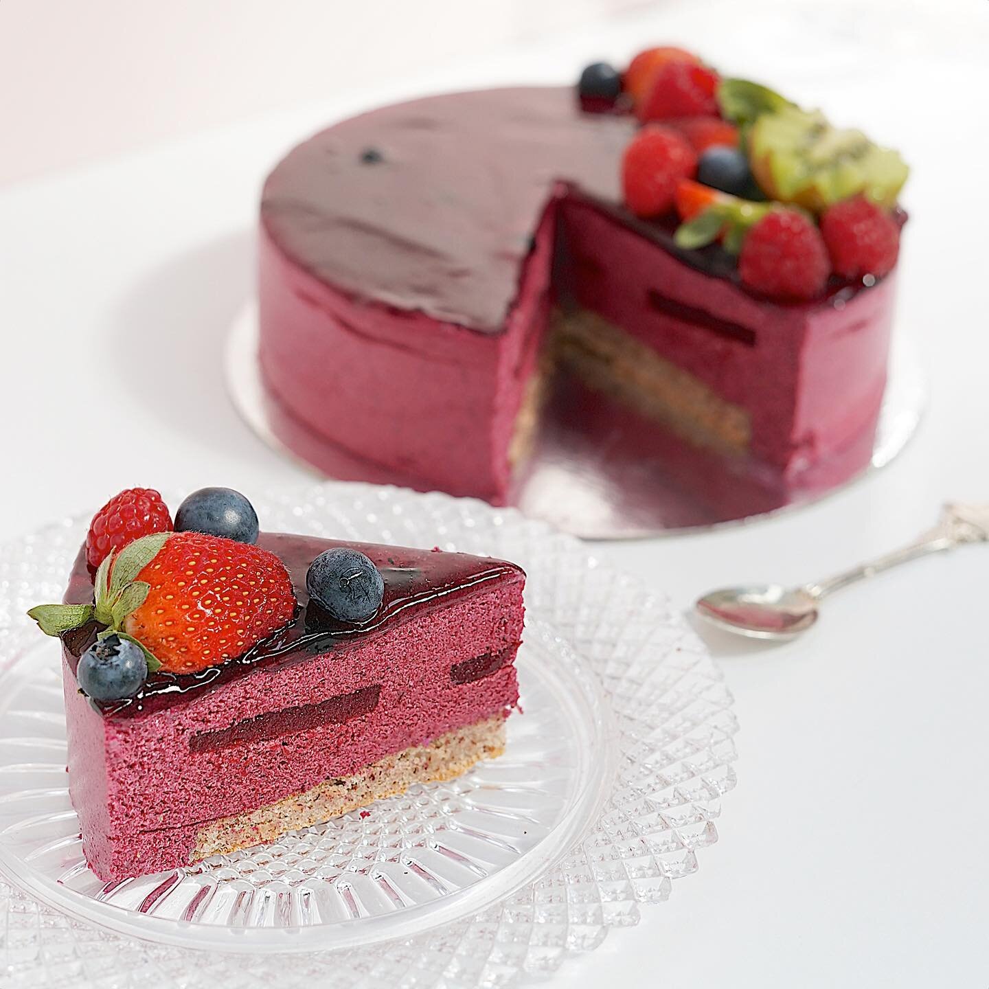 RASPBERRY CASSIS
A layered cake of hazelnut dacquoise, cassis (blackcurrant) mousse and raspberry jelly topped with a light raspberry glaze and fresh fruit.
.
.
#cassis #chocolat #chocolatofmornington #mornington #morningtonpeninsula #cakes #french #