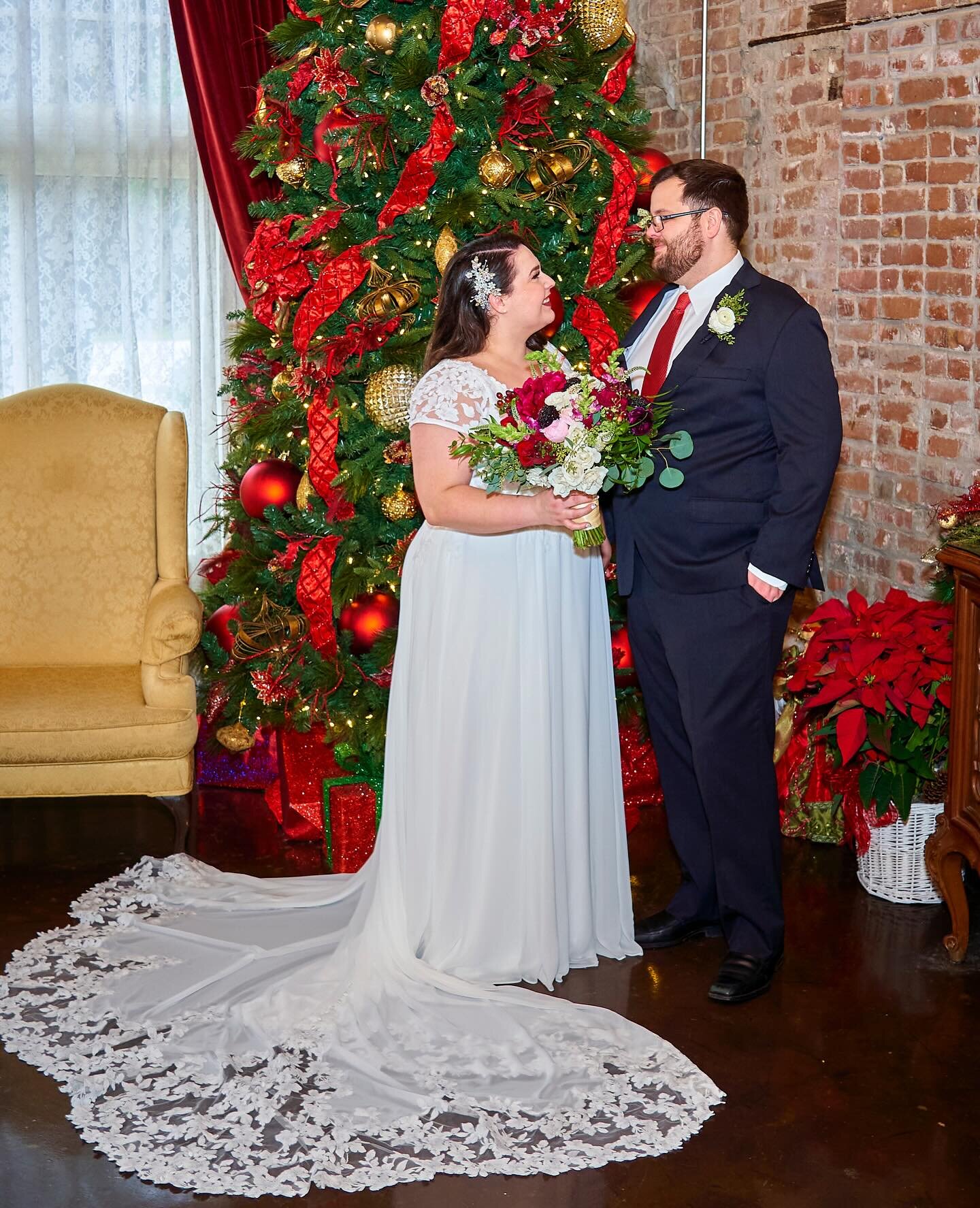 Meet Jessica, our radiant #RealOBHBride, whose Christmas fairy tale wedding lit up the season with pure magic. 💫💜 #WinterWonderlandLove
📸: @magekphotography