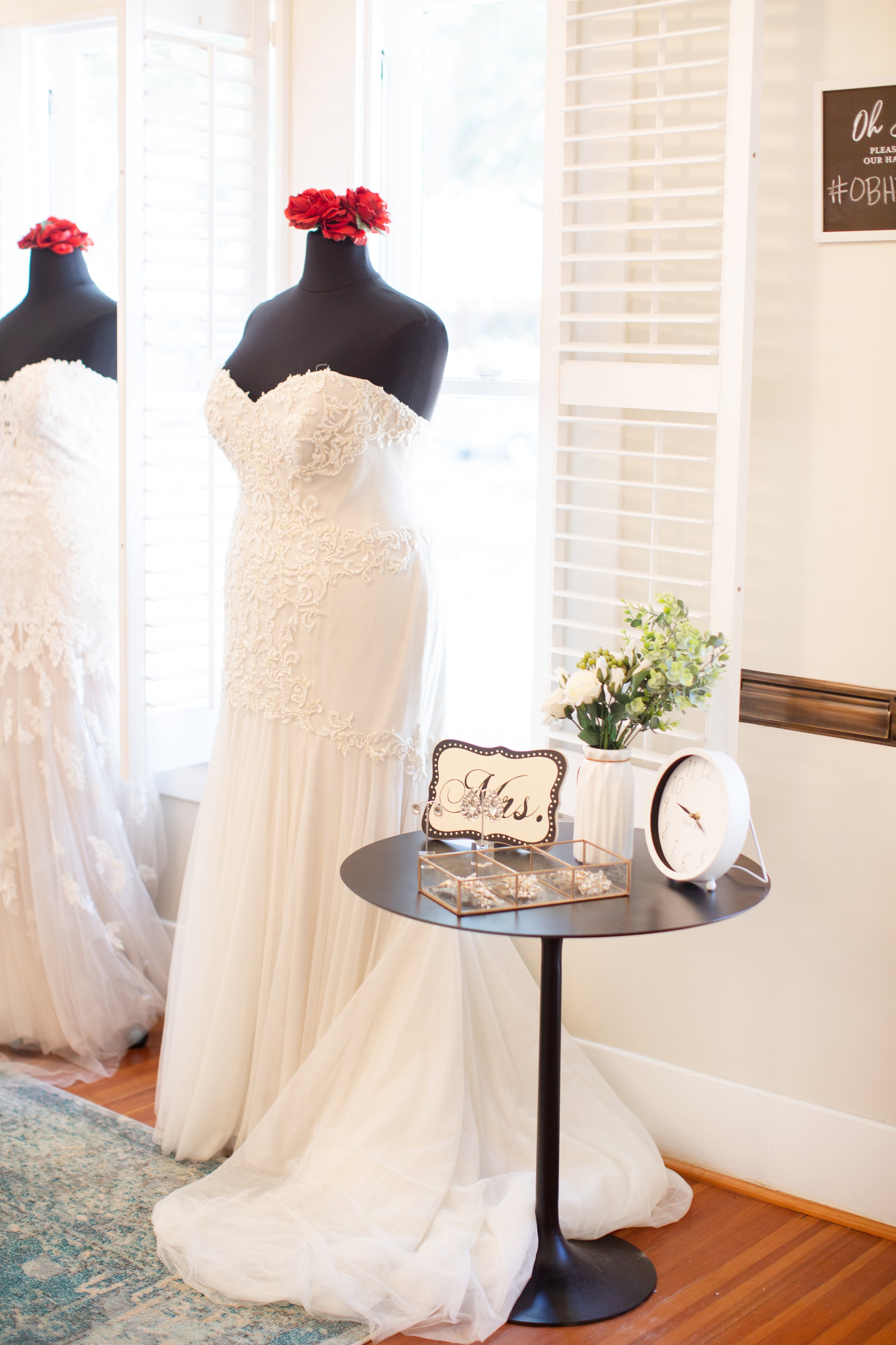 20 Gorgeous Wedding Dress Hangers for Your Big Day