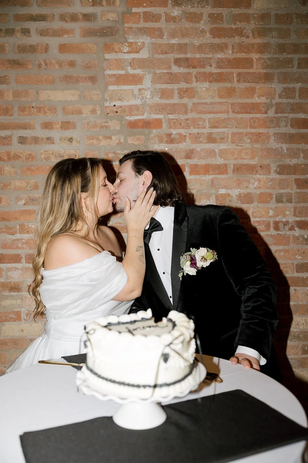 Couple kissing at cake cutting at Wildman BT in Chicago
