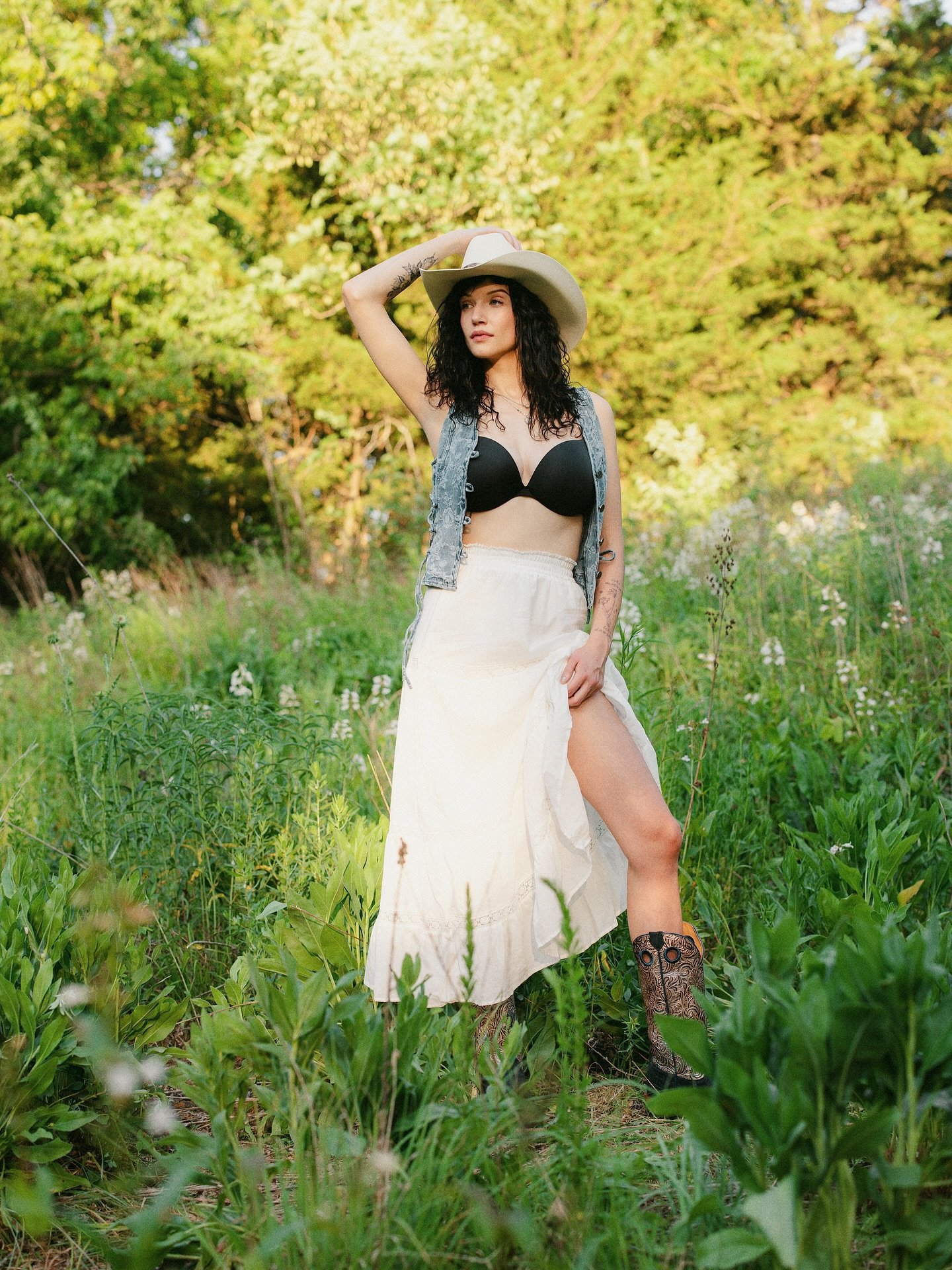 It&rsquo;s getting hot outside ☀️ 
@shelby_31qb_ 

&bull;
&bull;

#outdoorphotoshoot #modelpose #portraitphoto #natureportrait