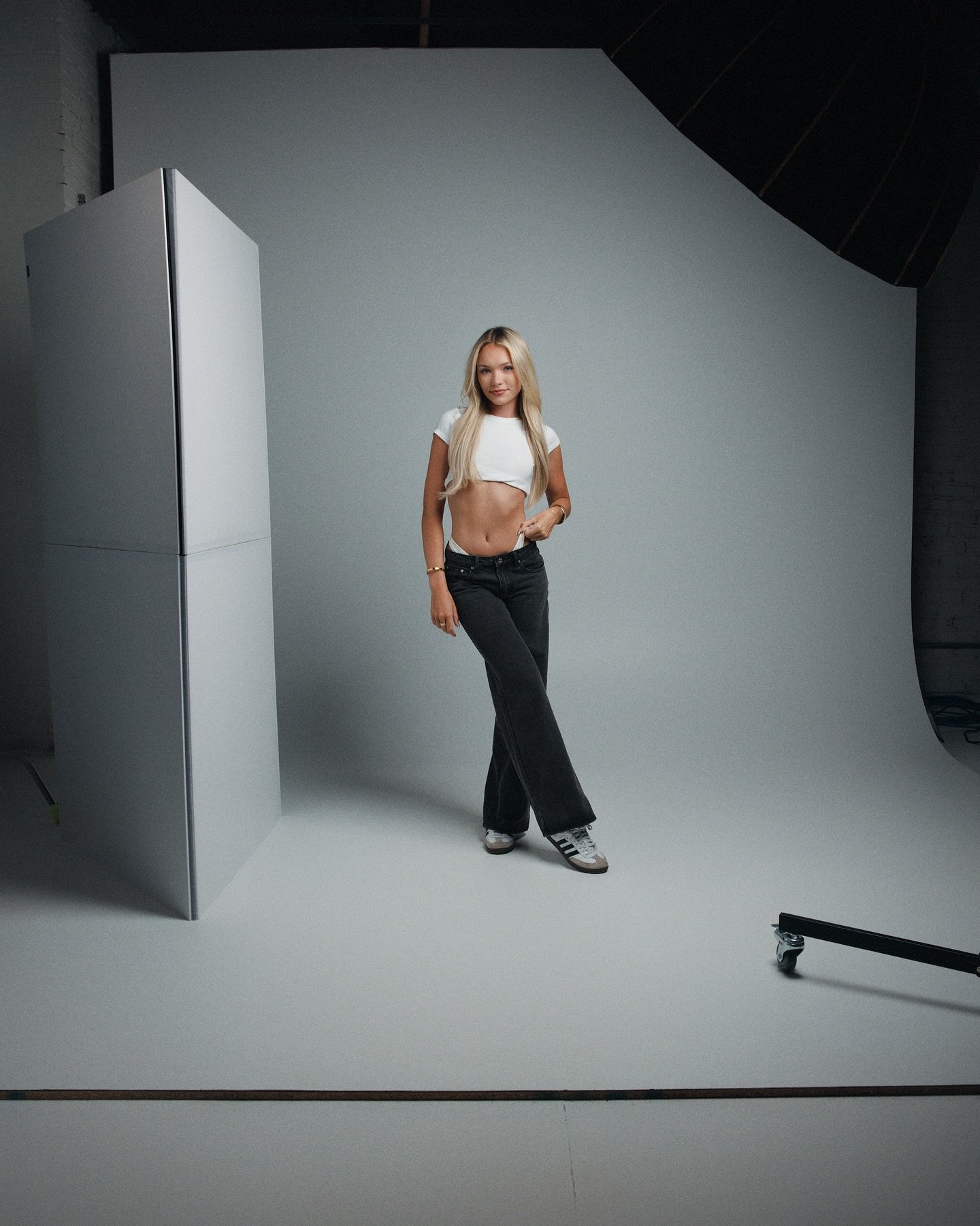 Keeping it simple with @laurrentaylor ✨

These shots was crafted with a single key light + a white bounce to shape soft shadows and highlight texture. Simplicity = power.

Gear used:

@canonusa R5
@godoxlighting 600pro
@vflatworld Foldable Vflat 2.0

