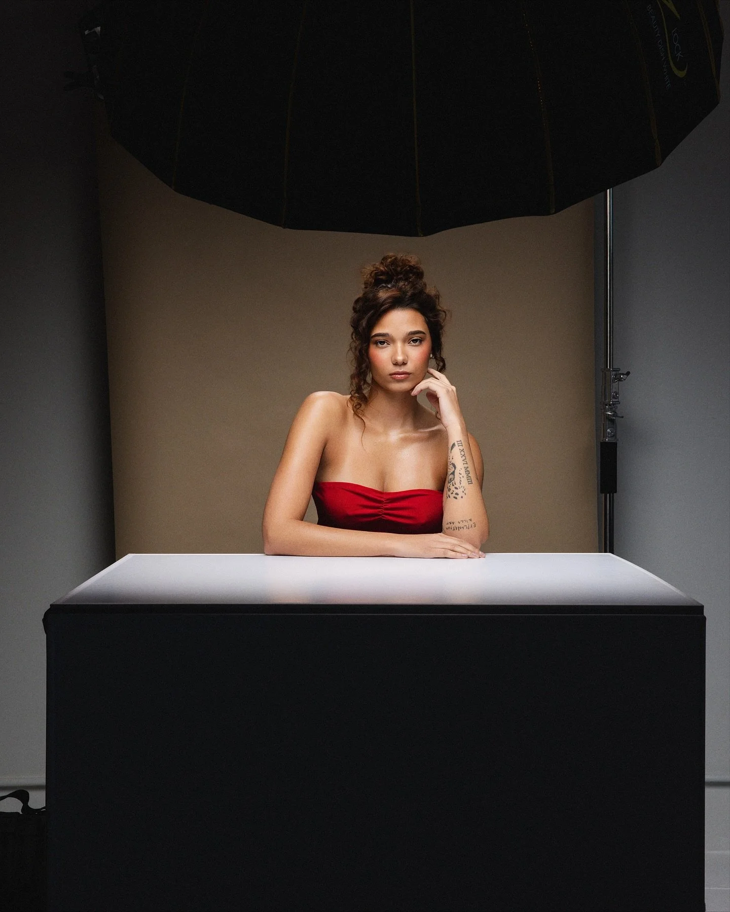 Capturing beauty with @tessameisinger ✨ 

One light combines with foldable @vflatworld and you can achieve some great images 🤩 

MA: @autremgmt 

&bull;
&bull;

#beautyphotography #studiophotography #modelpose #skincare