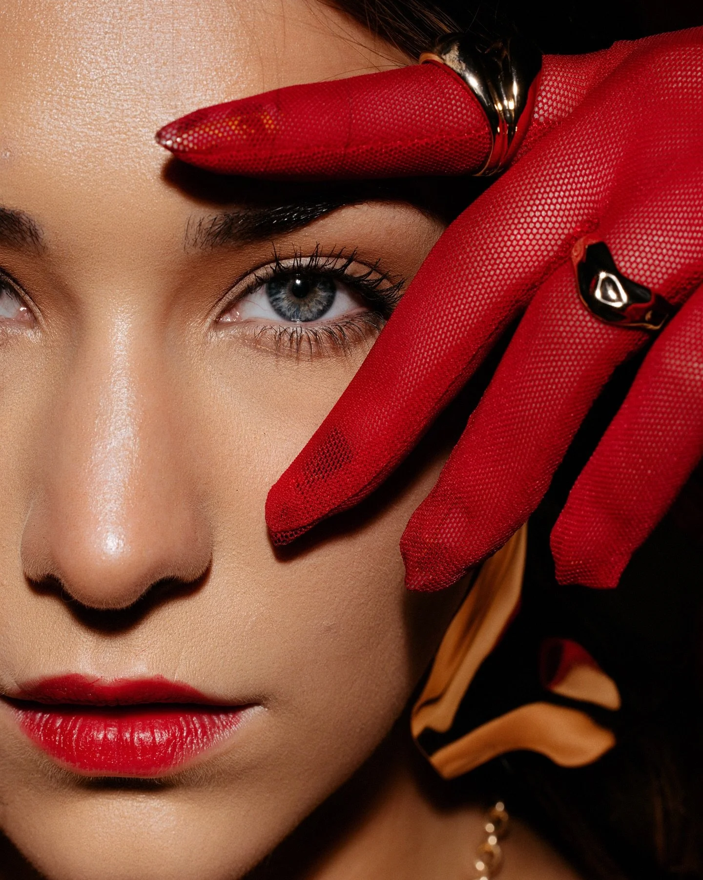 Happy Valentines Day &hearts;️ 

Hope today is filled with creativity and love! 

&bull;
&bull;

#creativeportraits #prismlensfx #moodyports #motivatedvisuals #creativelighting