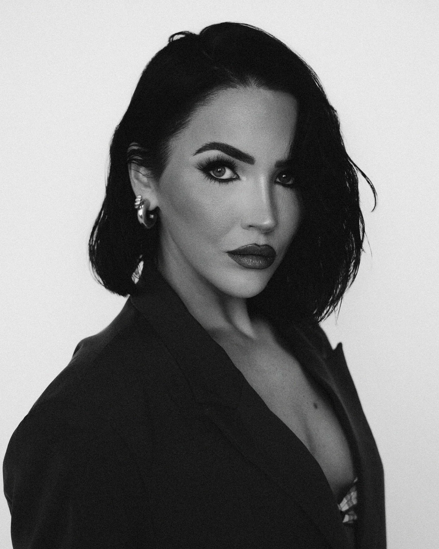 @lex___smith in black and white 

&bull;
&bull;

#moodyports #motivatedvisuals #portraitphoto