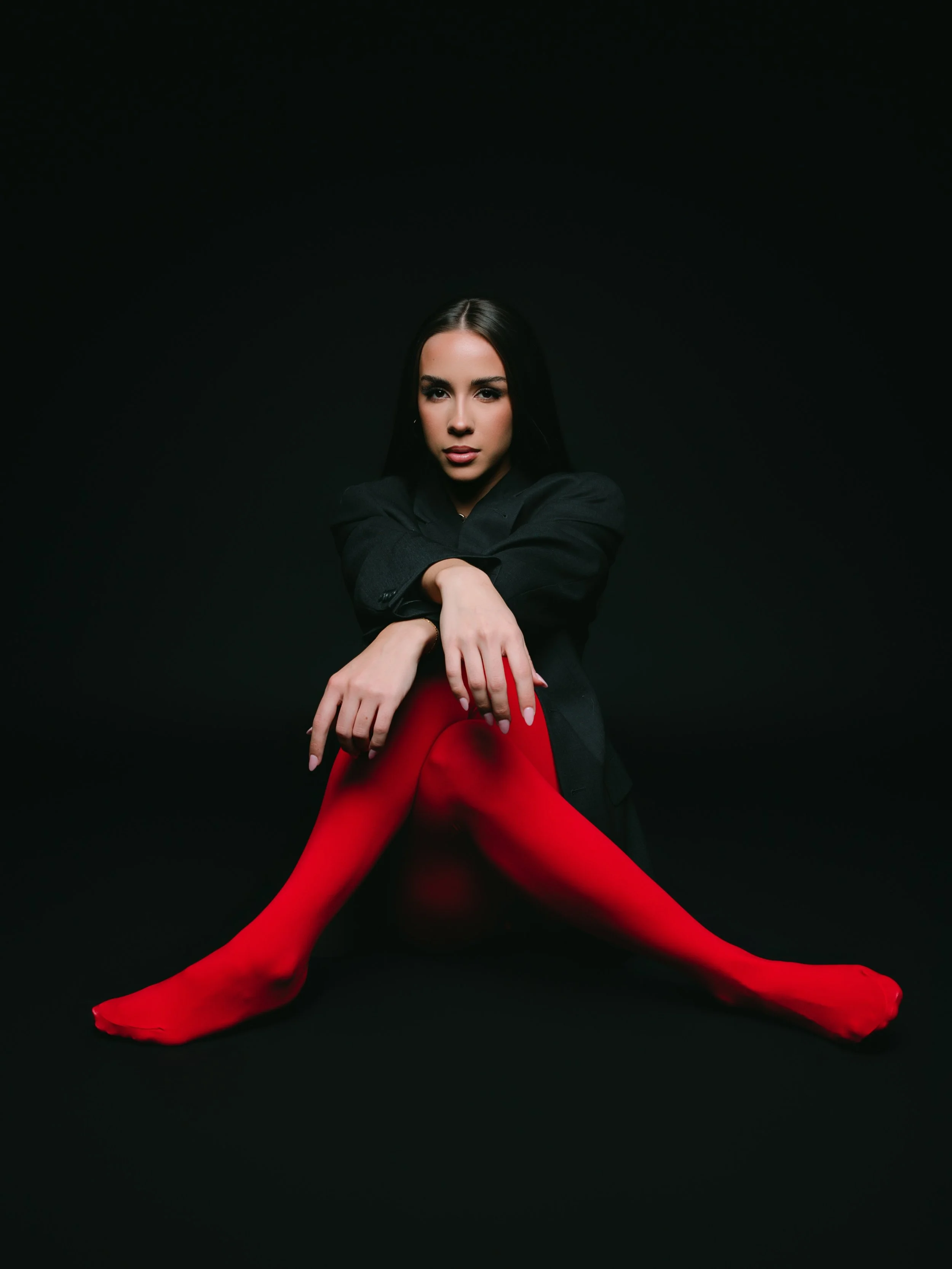 Just a hint of red with @shaedougan 🔴

&bull;
&bull;

#portraitphotography #studioportrait #modeling #midwestcreatives