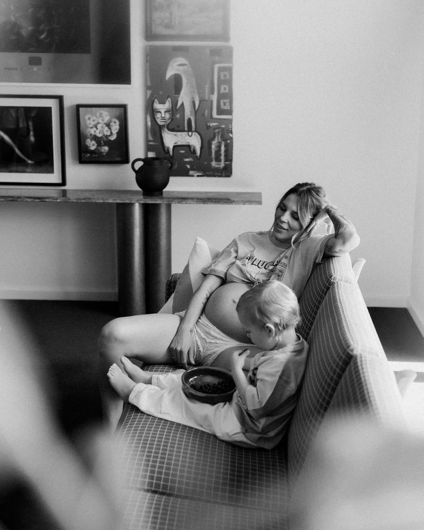 Little motherhood and baby bump moments in and around the @camillo_house 🤰🏼

Just love this laid-back, easy approach to having your bump captured, a comfy outfit, relaxed vibes, a side of blueberries, and stopping to smell the flowers 🌸 all the si