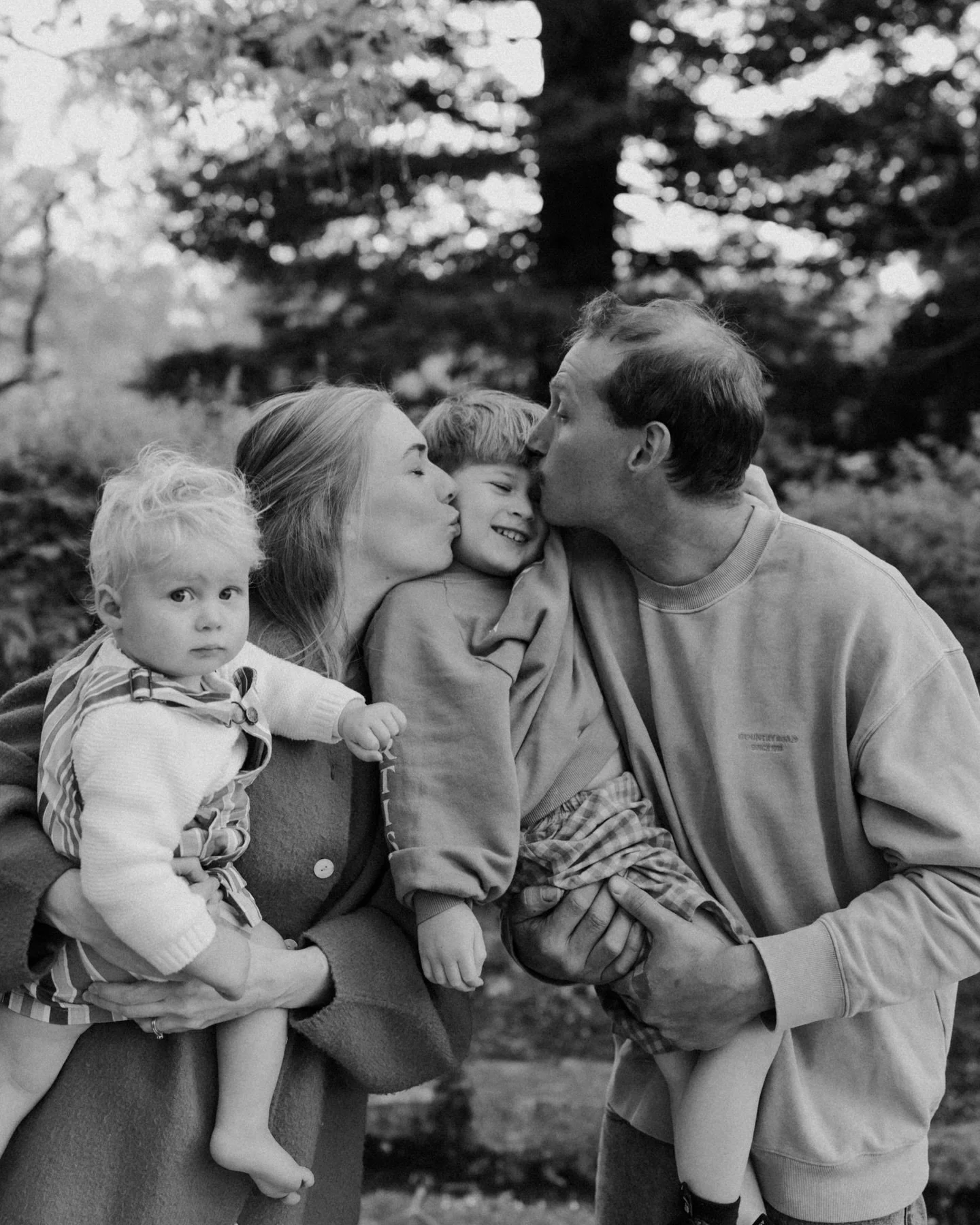 A fun little family session in the garden, featuring the sweetest little crew and a balloon to celebrate that very first lap around the sun 🎈☀️

A little reminder that your photos can be absolutely anything you want them to be. Bring along anything 