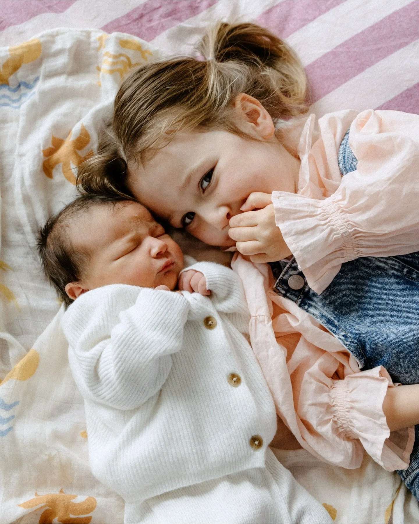 The sweetest Fresh 48 session to welcome their beautiful new addition.
Little moments at home, reading, feeding, and settling into the newborn bubble.

This session was completely guided and led by big sis, playing doctor, reading stories, and sharin